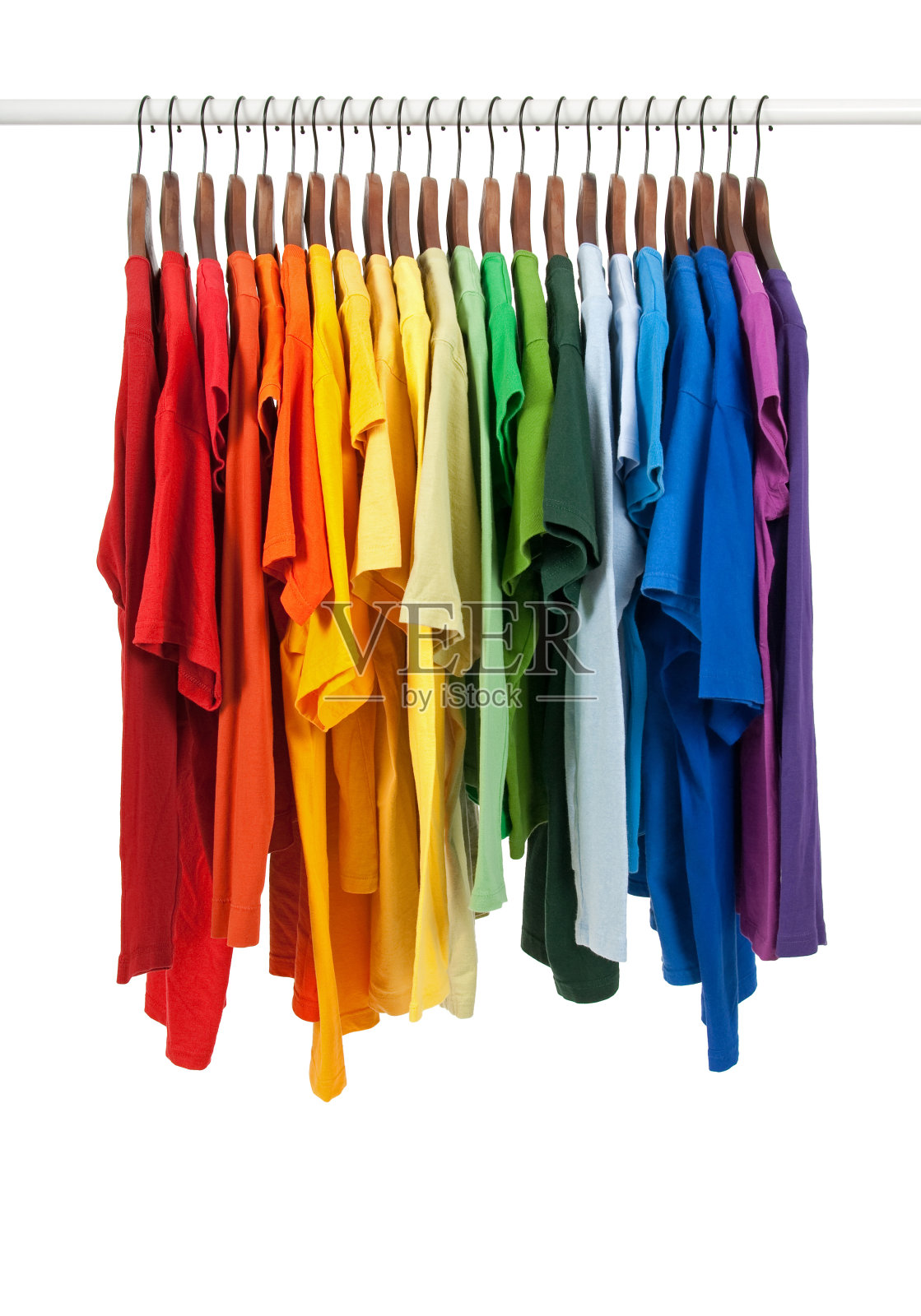 彩虹的颜色，衬衫挂在木制衣架上照片摄影图片