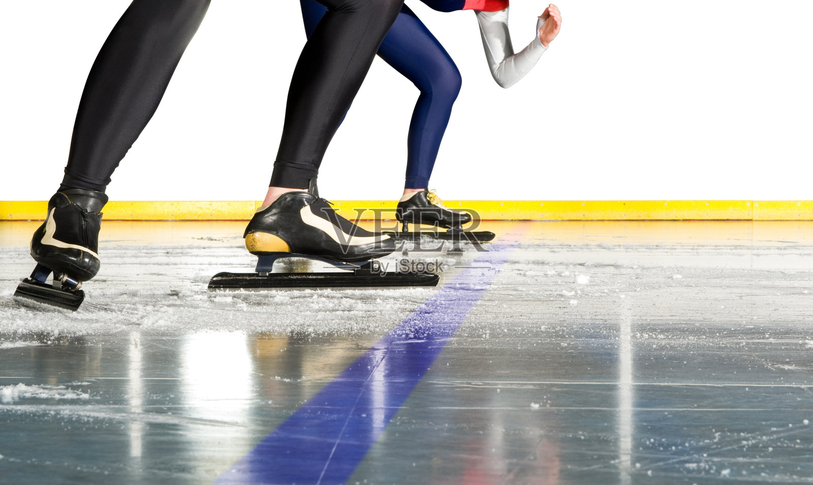 速滑运动员的脚和腿在起跑线上保持平衡照片摄影图片
