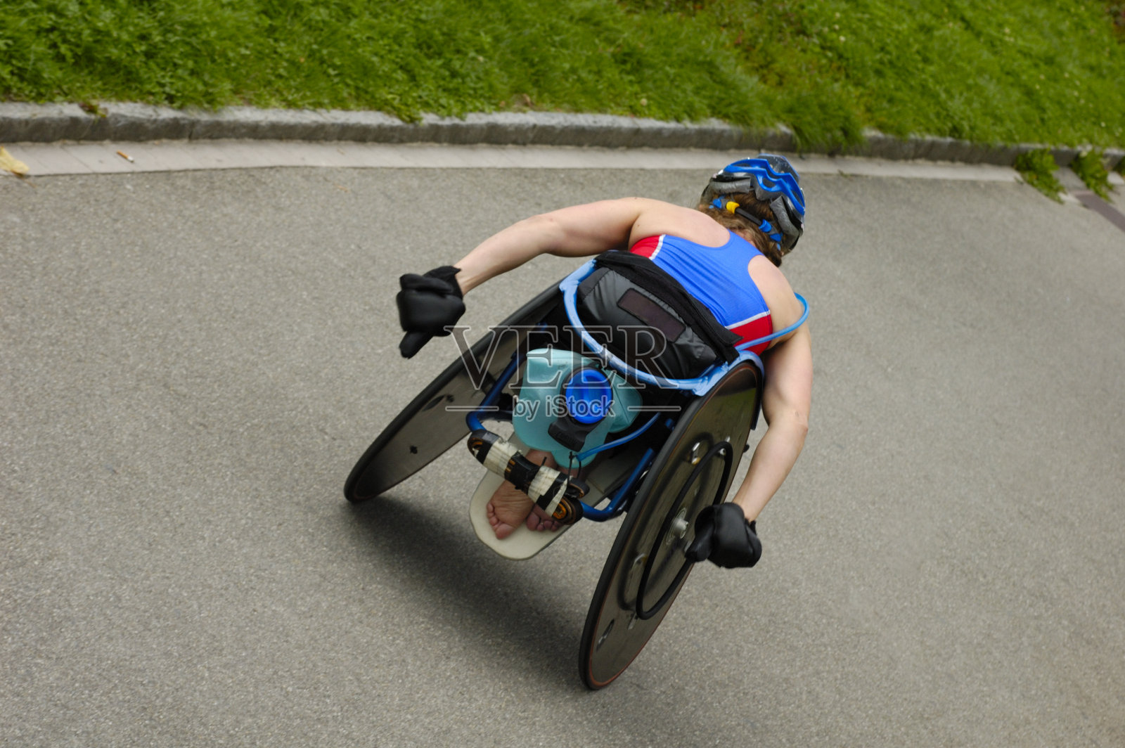 轮椅运动员在铺好的路上赛跑照片摄影图片