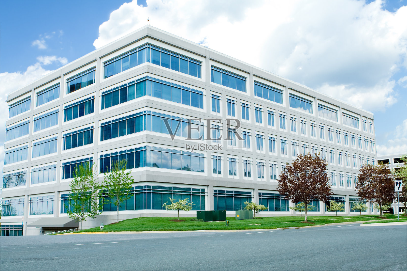 马里兰州一座现代化的白色办公大楼照片摄影图片