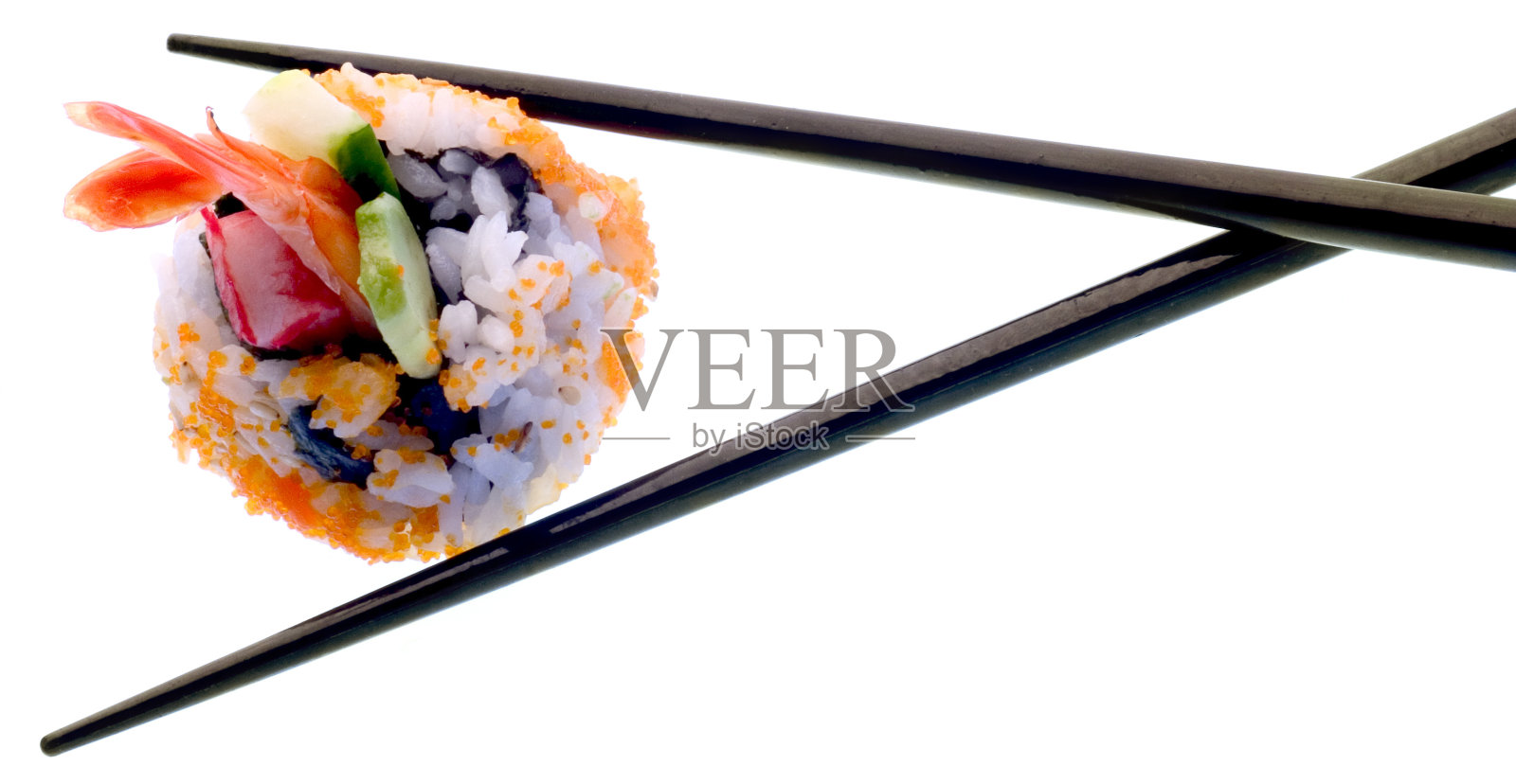 黑色筷子间的寿司孤立在白色背景上照片摄影图片