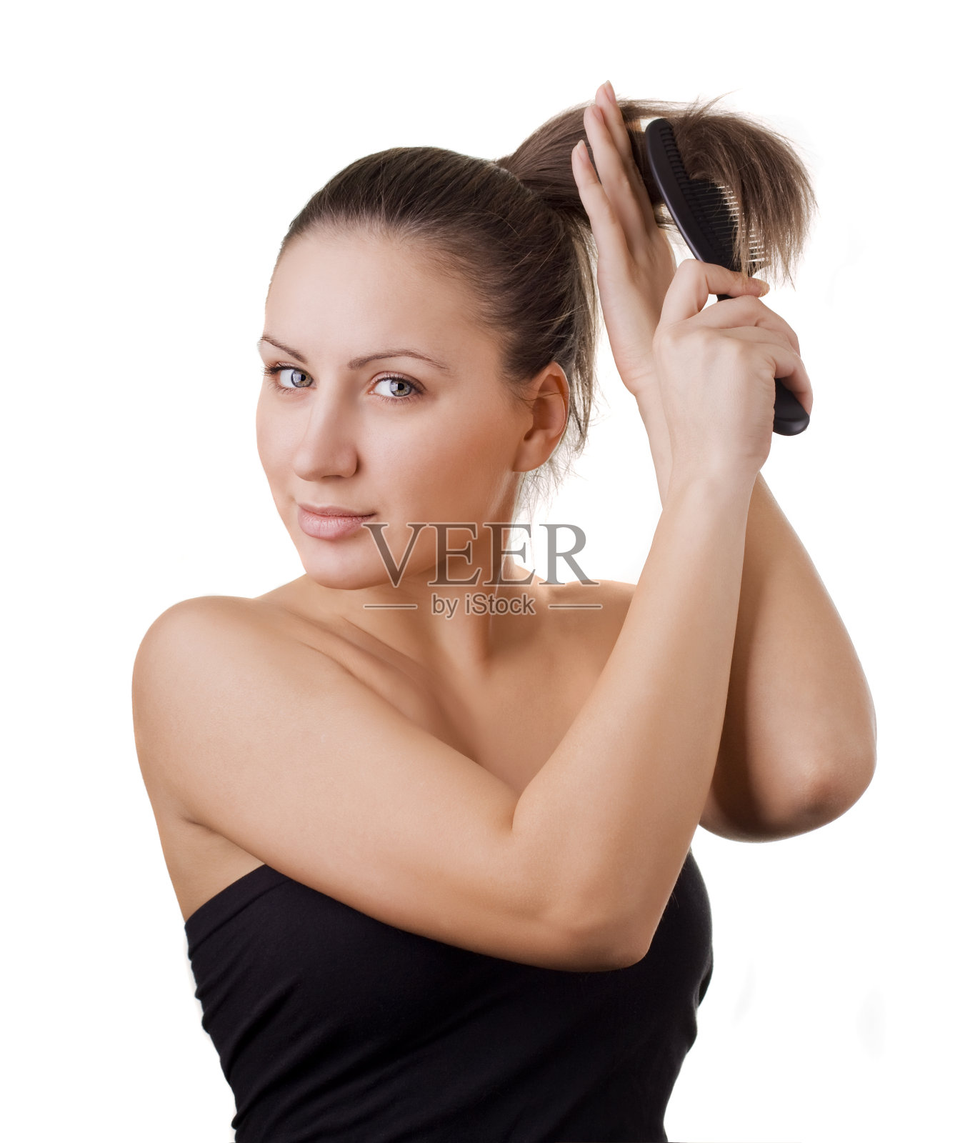 漂亮的黑发女人用发刷梳头照片摄影图片