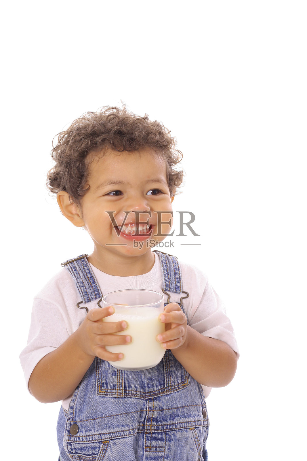 喝着牛奶的快乐小孩照片摄影图片