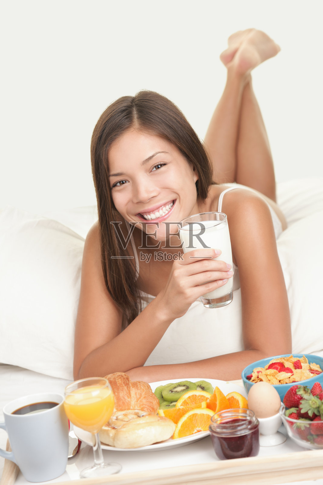 喝牛奶做健康早餐的女人照片摄影图片