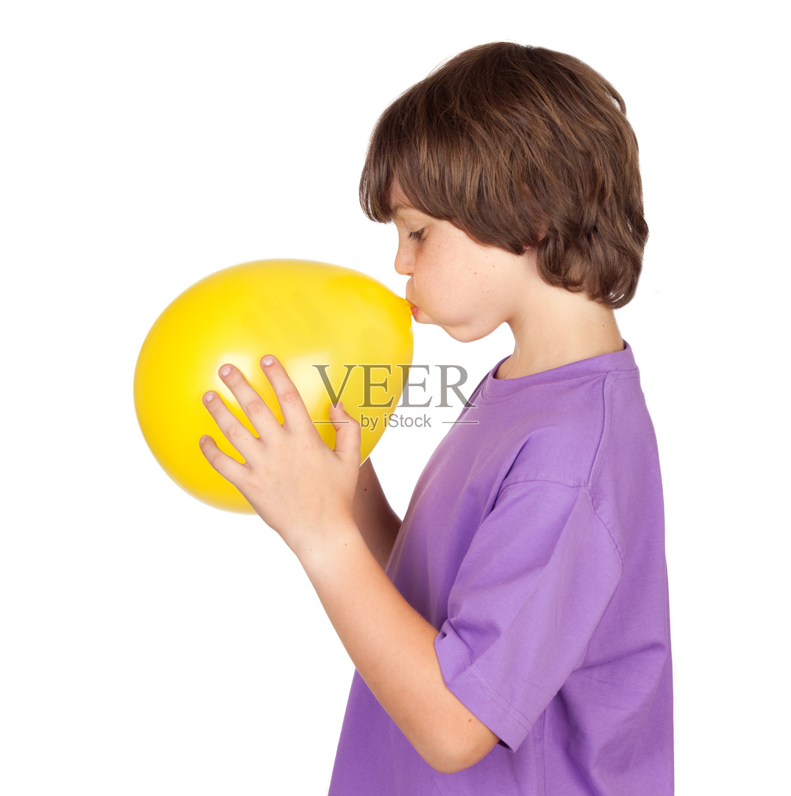 有趣的男孩吹起了一个黄色的气球照片摄影图片