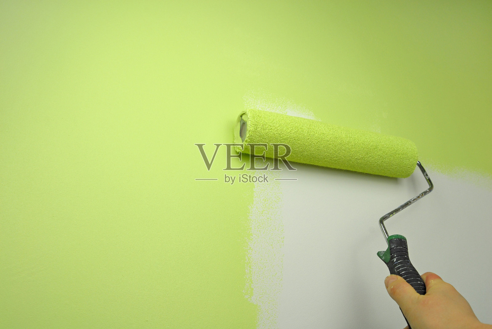 用滚轴用绿色油漆手绘墙照片摄影图片