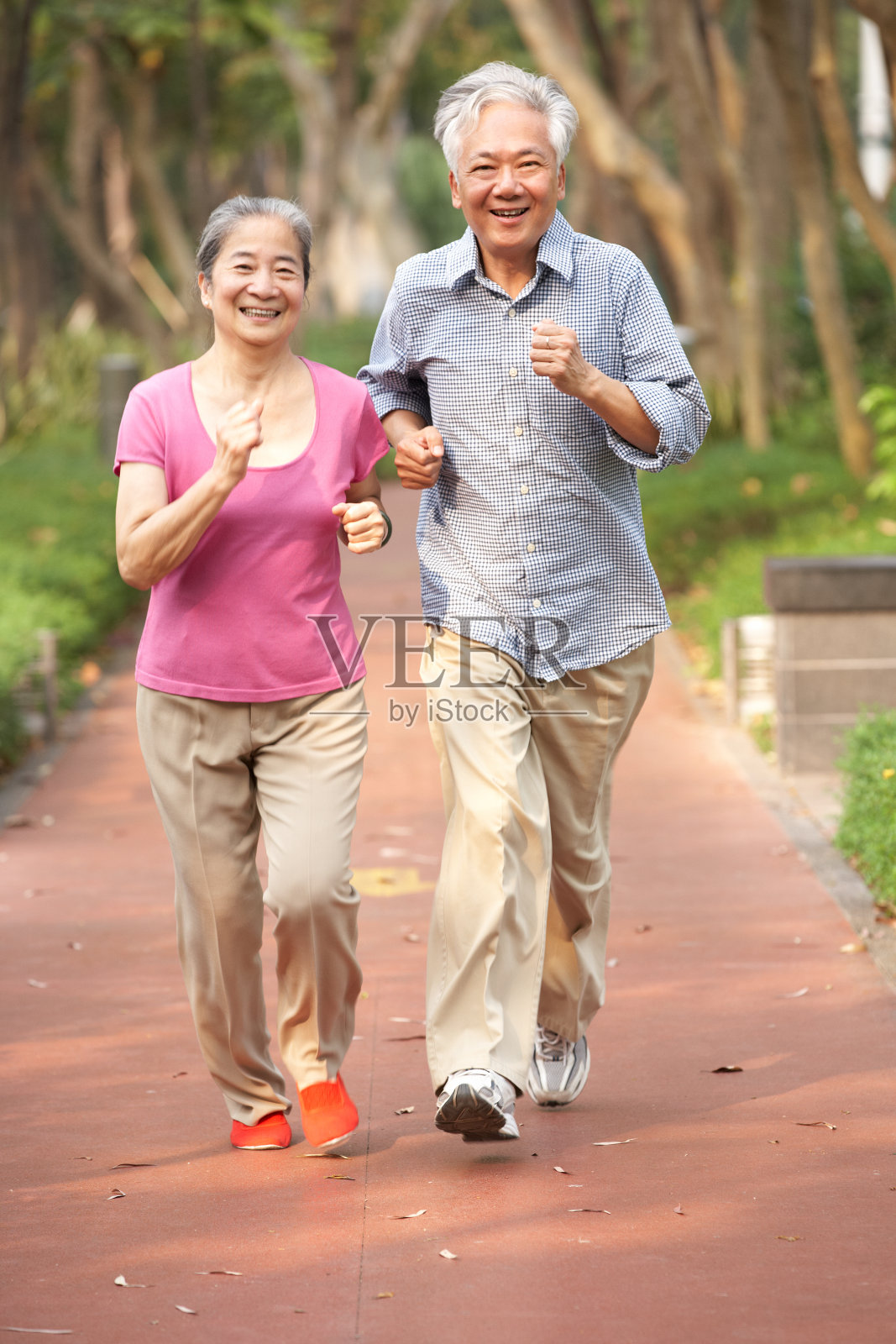 一对中国老夫妇在公园慢跑照片摄影图片
