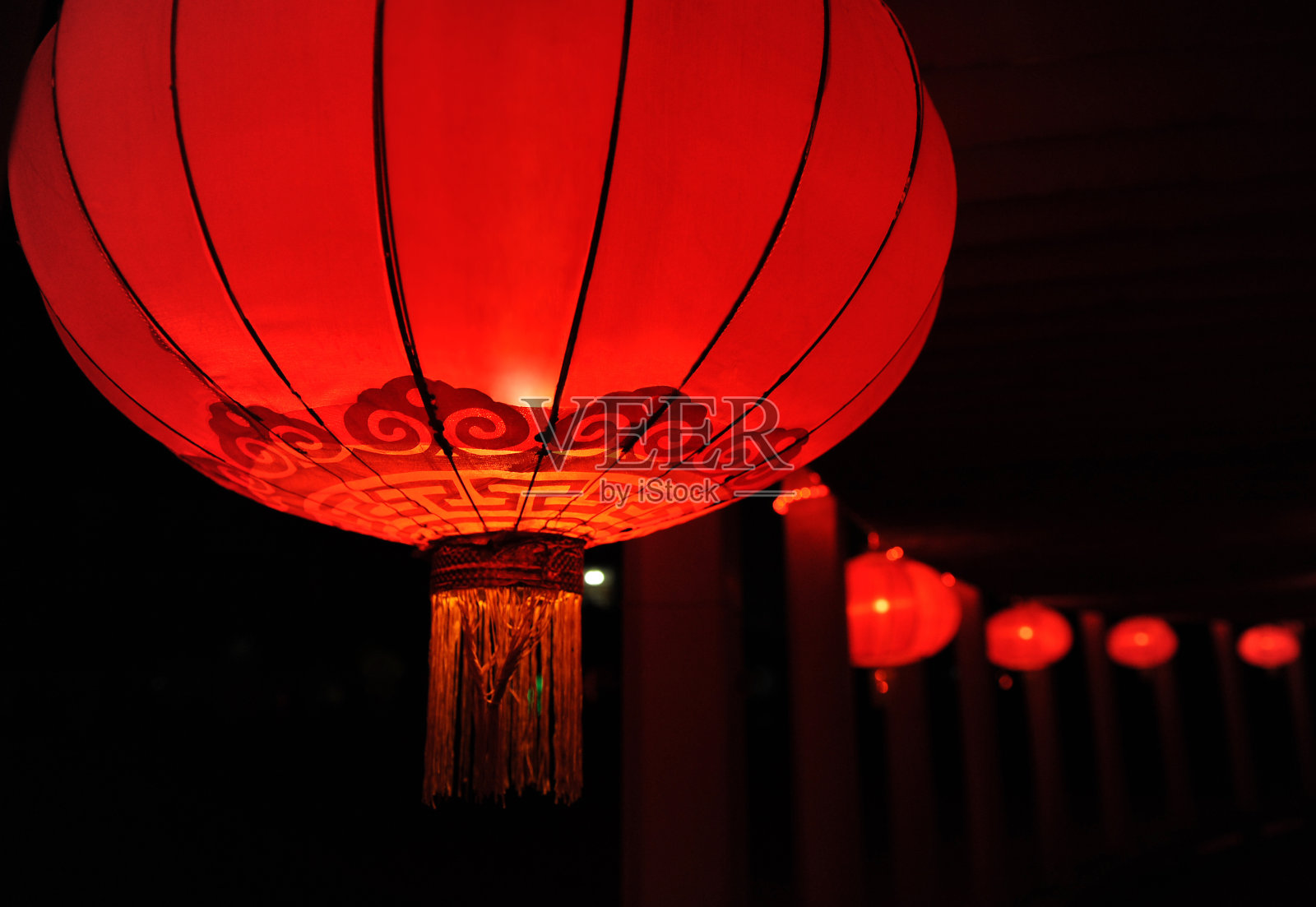 传统的中国红灯笼(好运的象征)照片摄影图片