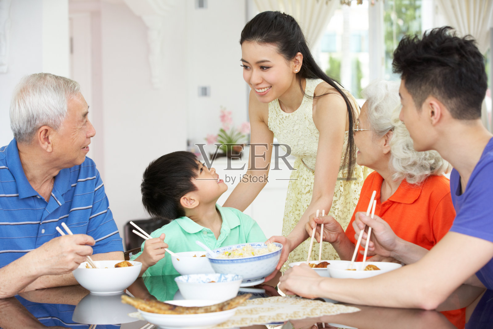 中国几代人一起吃饭的照片照片摄影图片