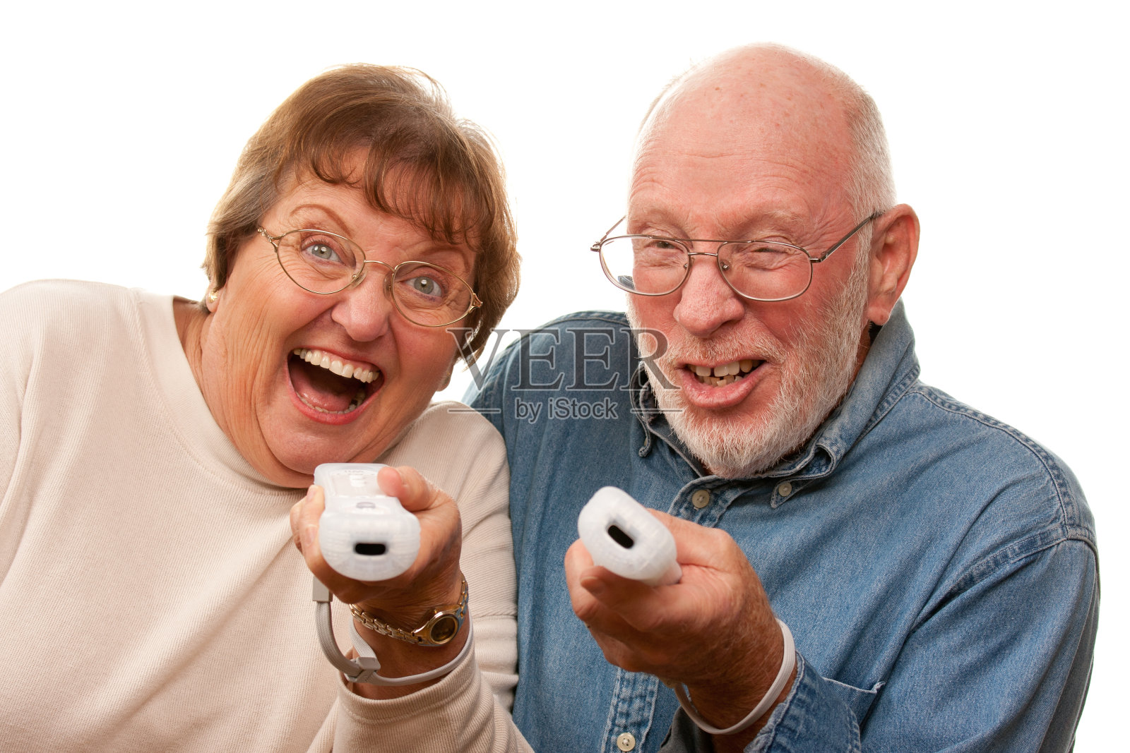 快乐的老夫妇玩视频游戏的遥控器照片摄影图片
