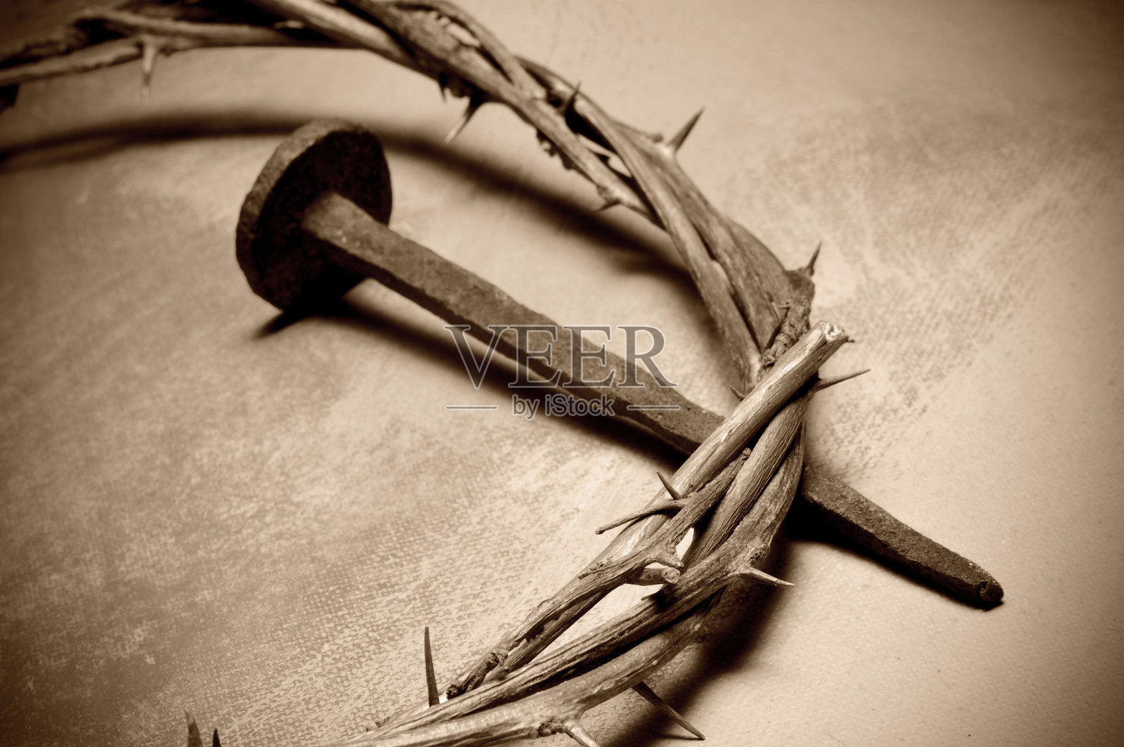 耶稣基督，荆棘和钉子的王冠照片摄影图片
