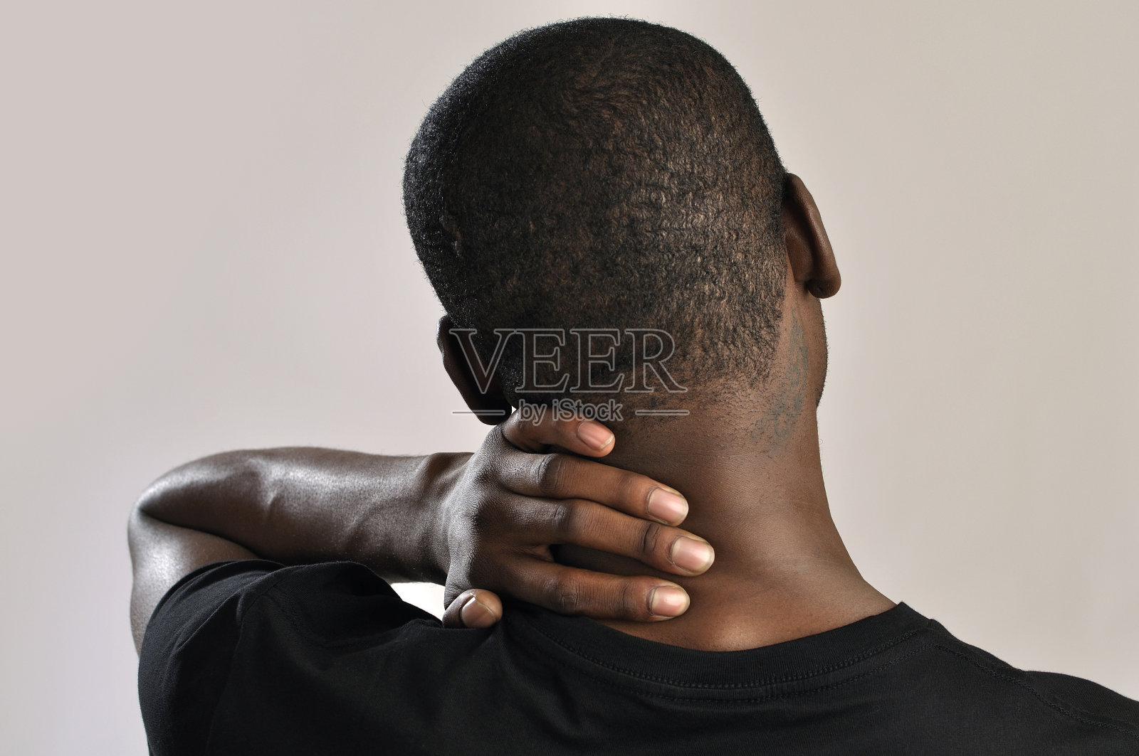 男性拉着他的后颈引起疼痛照片摄影图片