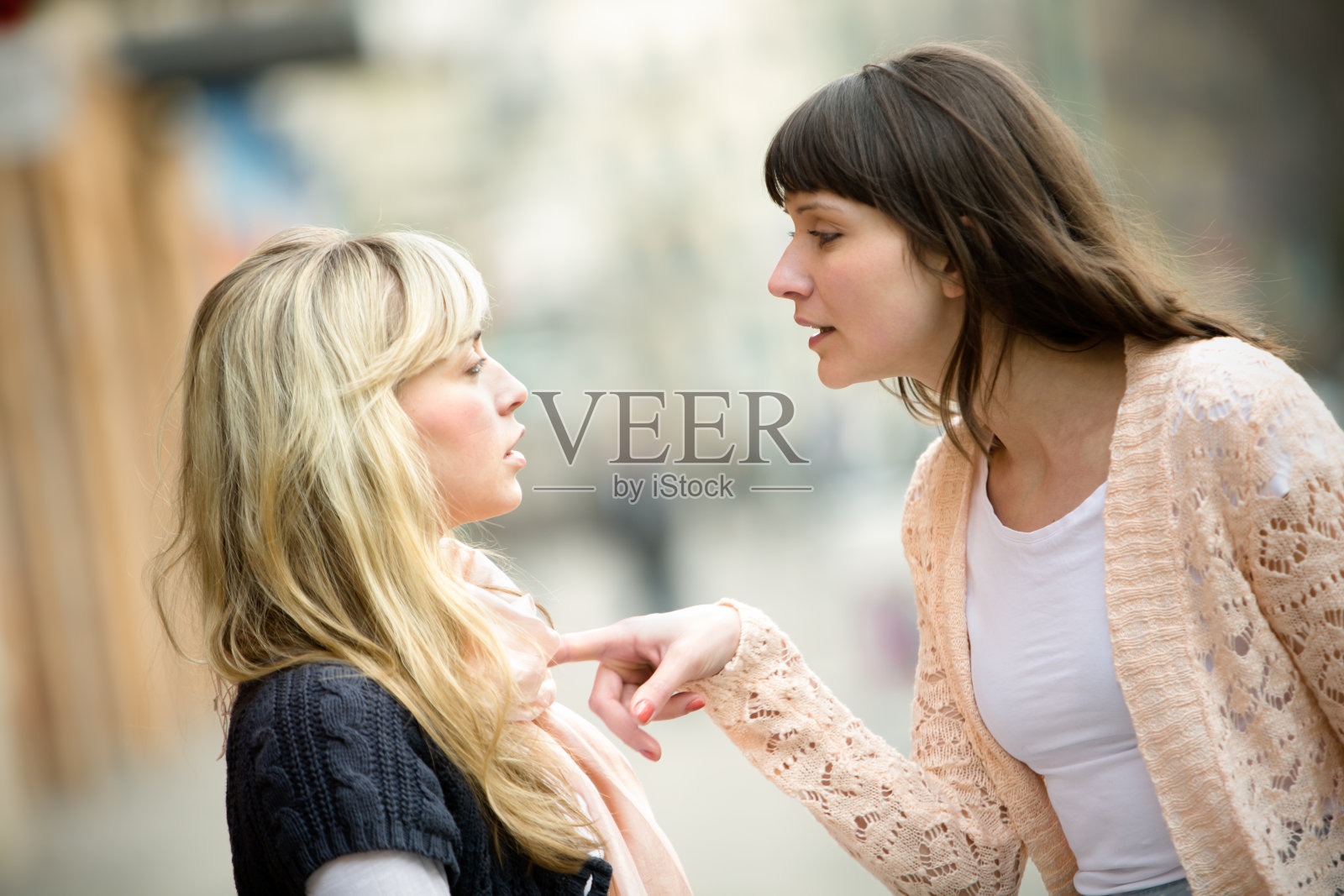 两个女人在街上吵架照片摄影图片