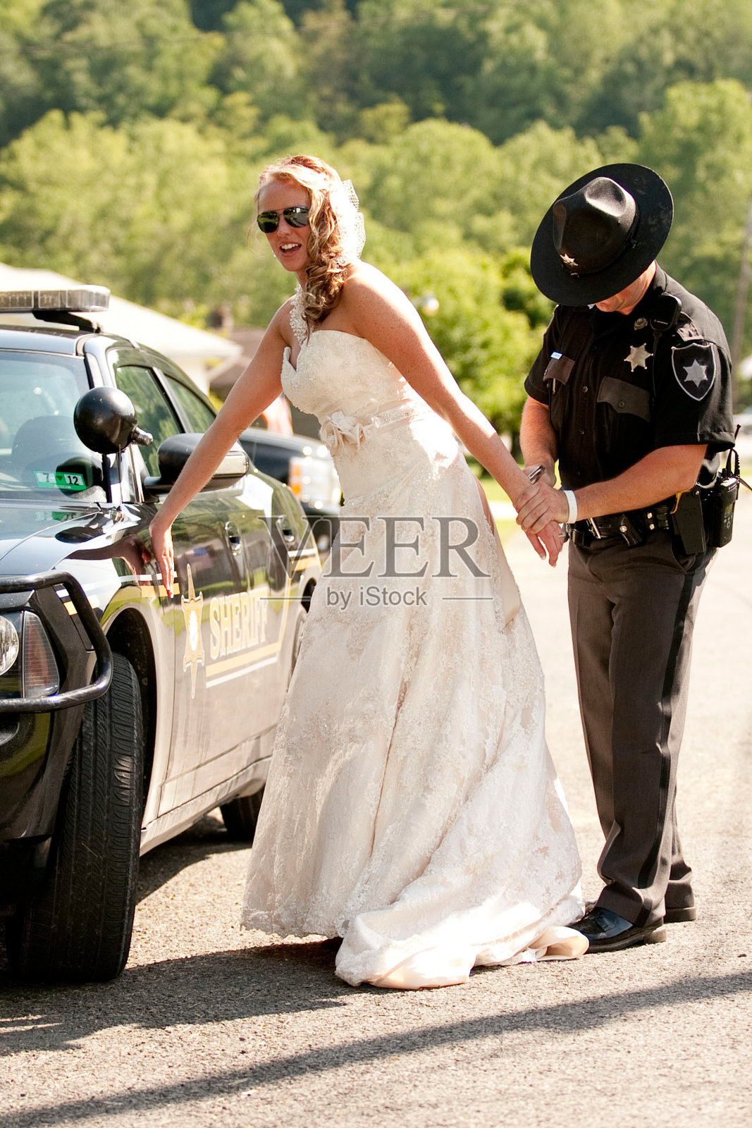 新娘在婚礼当天被逮捕照片摄影图片
