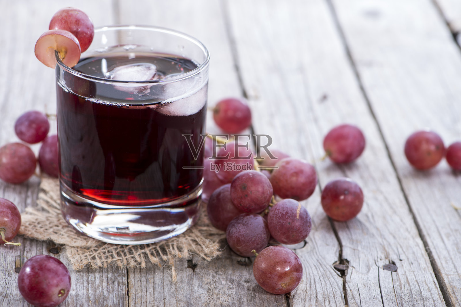一杯冰冻的红葡萄汁照片摄影图片