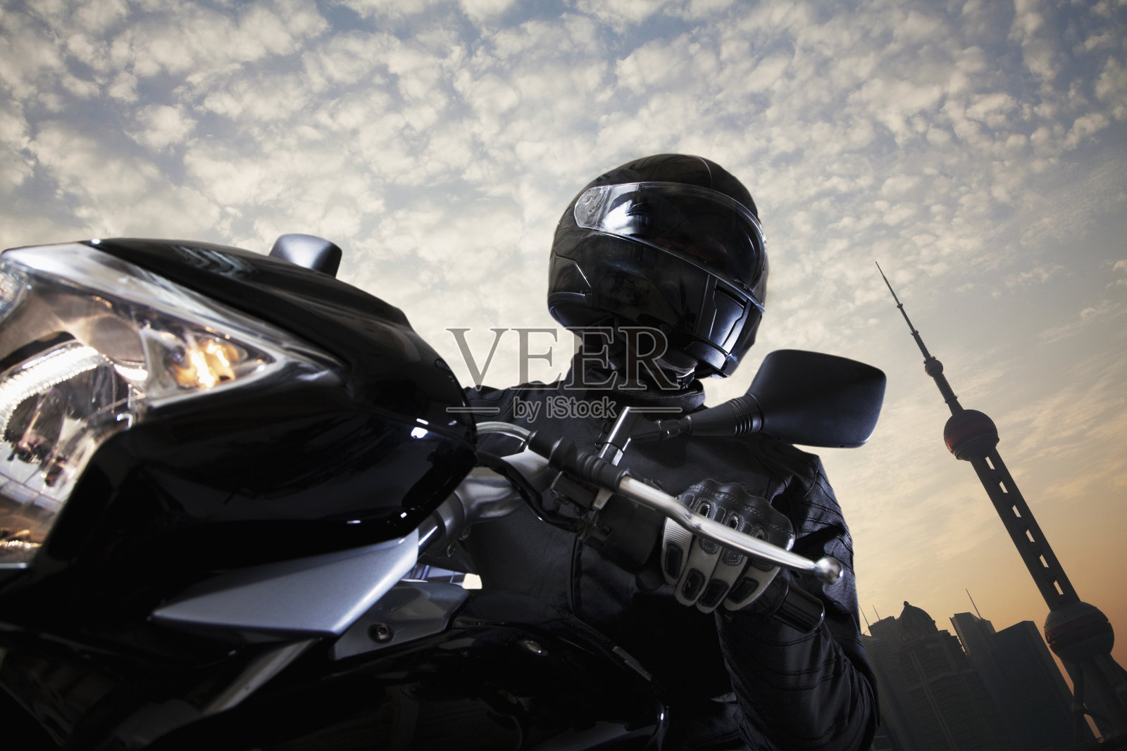 白天骑摩托车的年轻人照片摄影图片