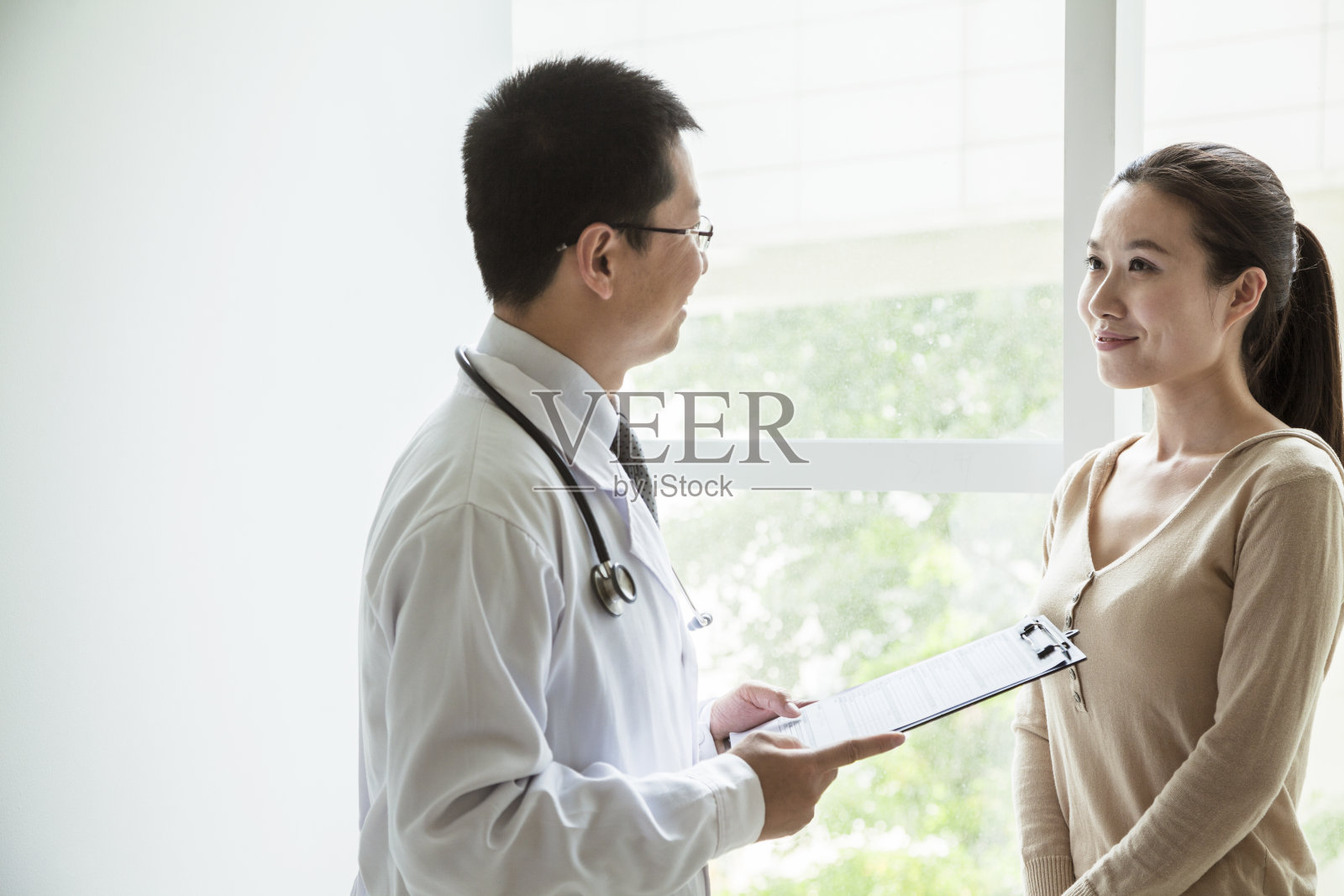 男医生和女病人谈话照片摄影图片
