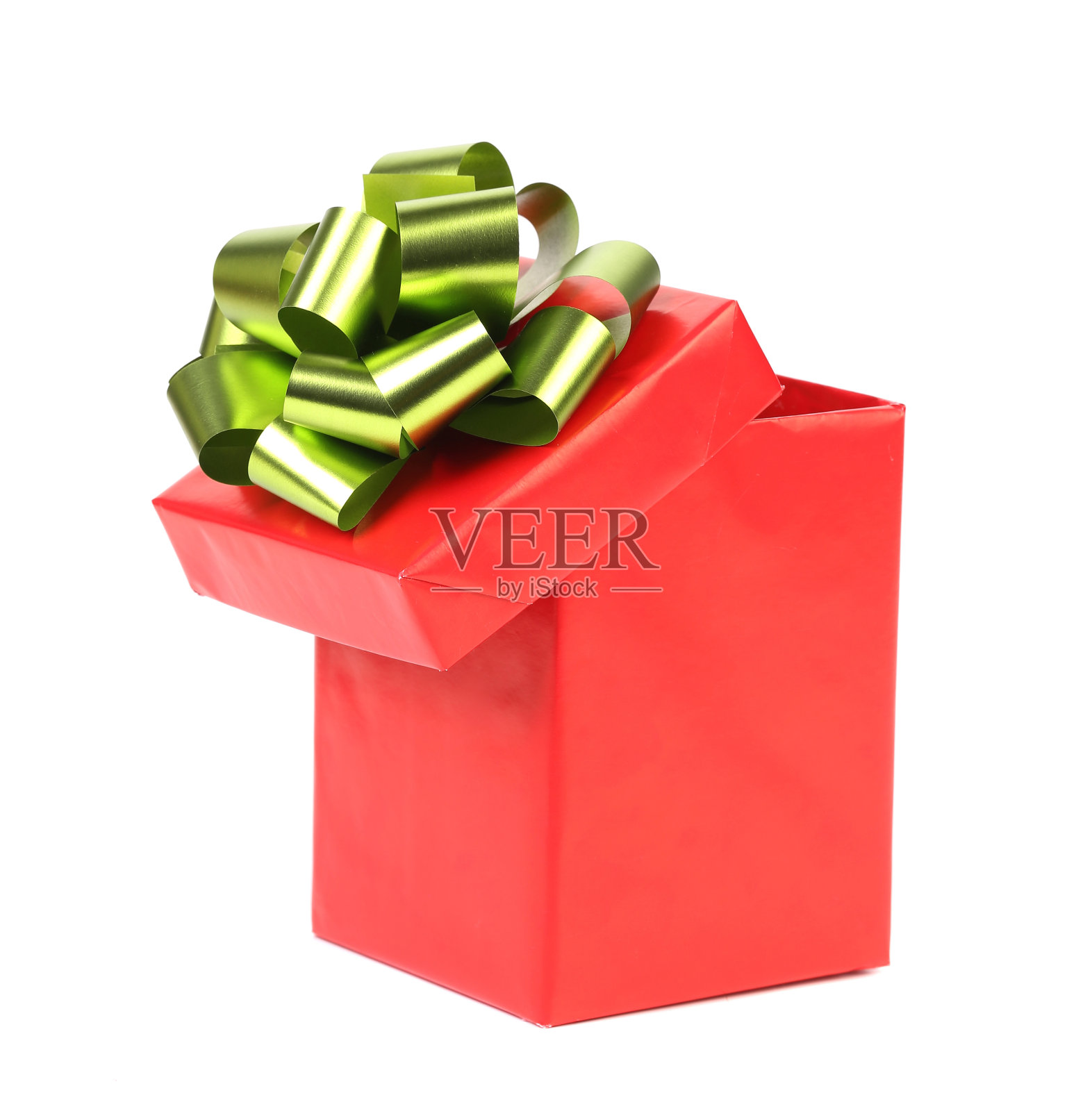 打开带有绿金蝴蝶结的红色礼盒。照片摄影图片