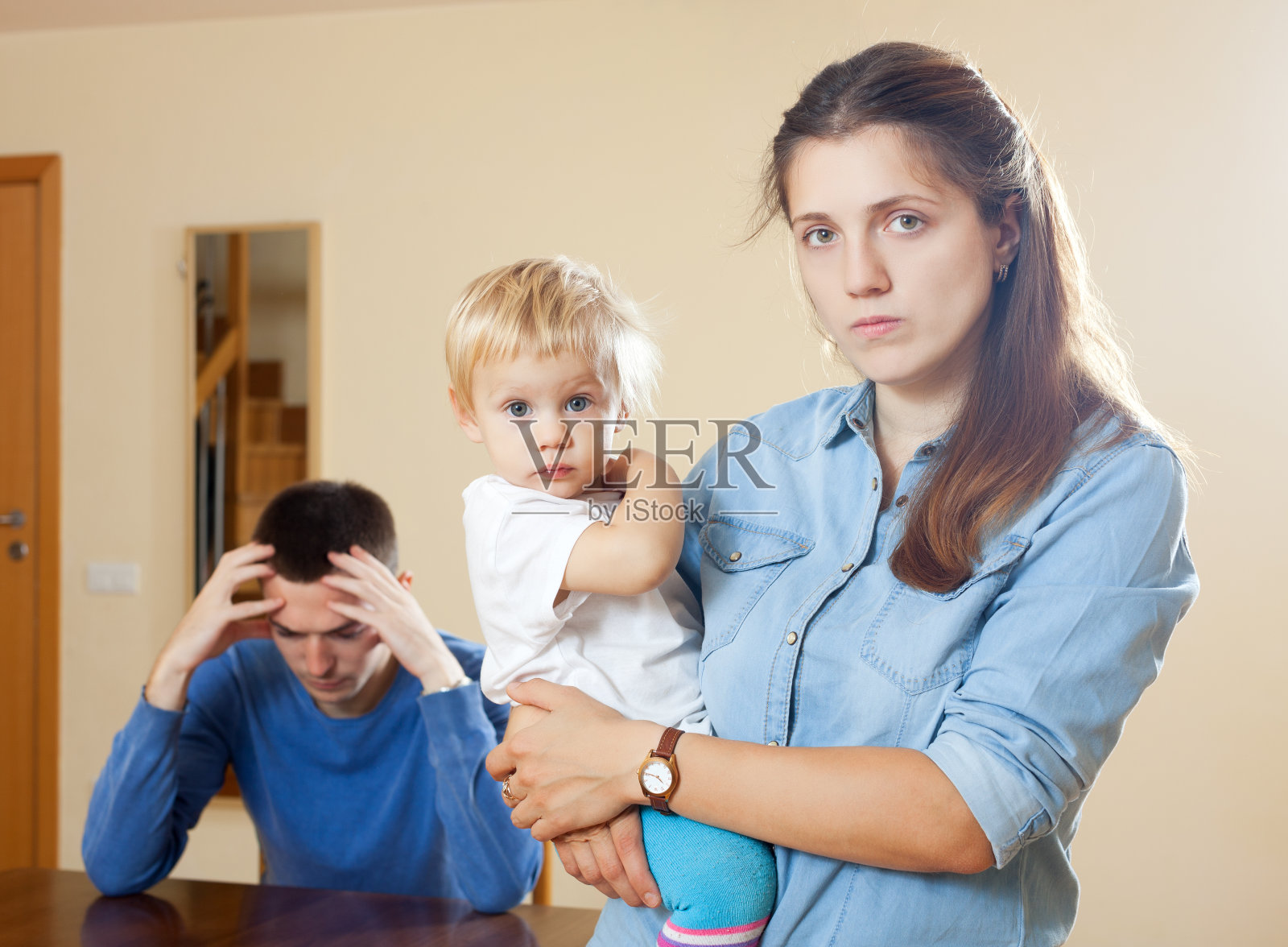 有孩子的家庭发生冲突照片摄影图片