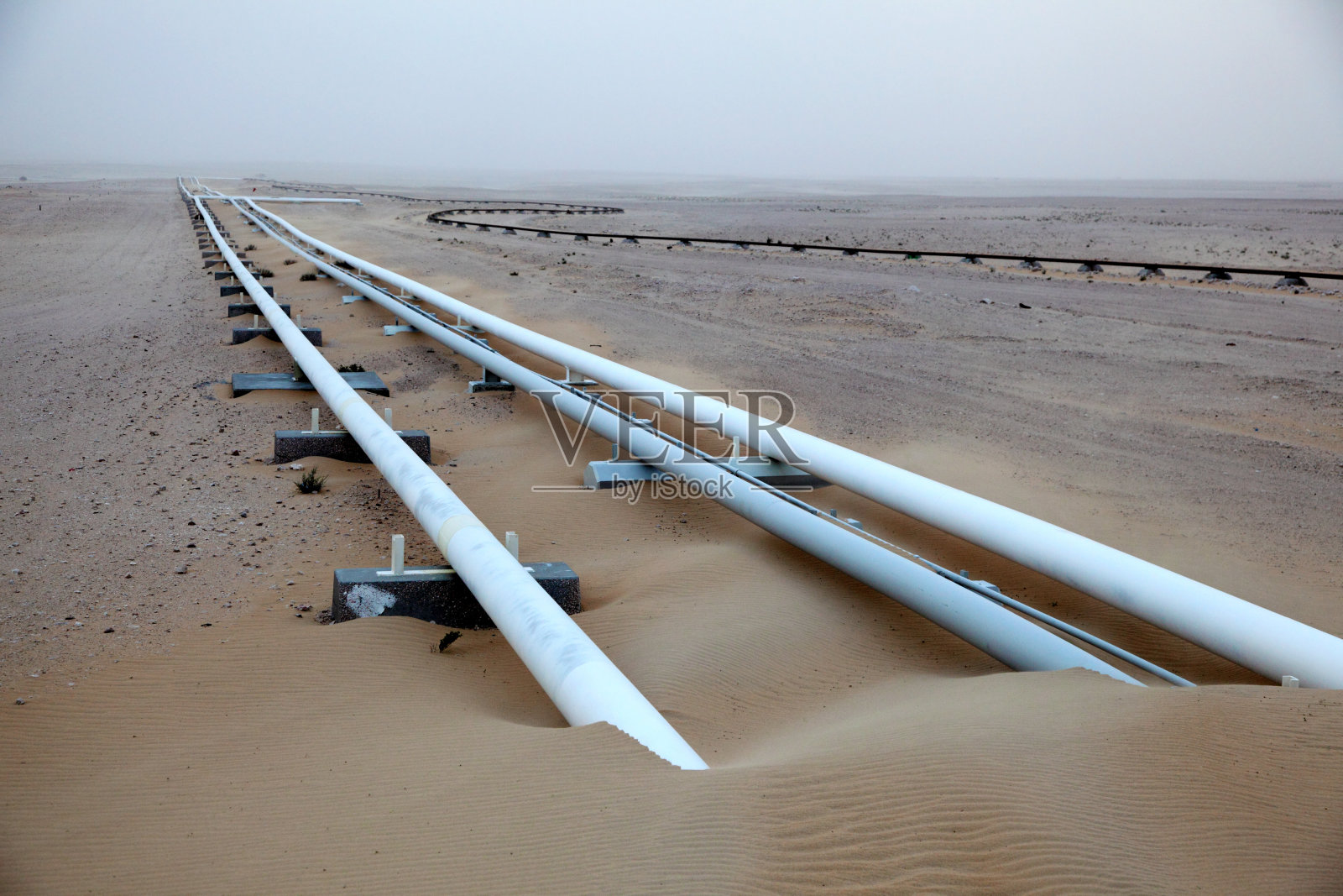 沙漠中的输油管道照片摄影图片
