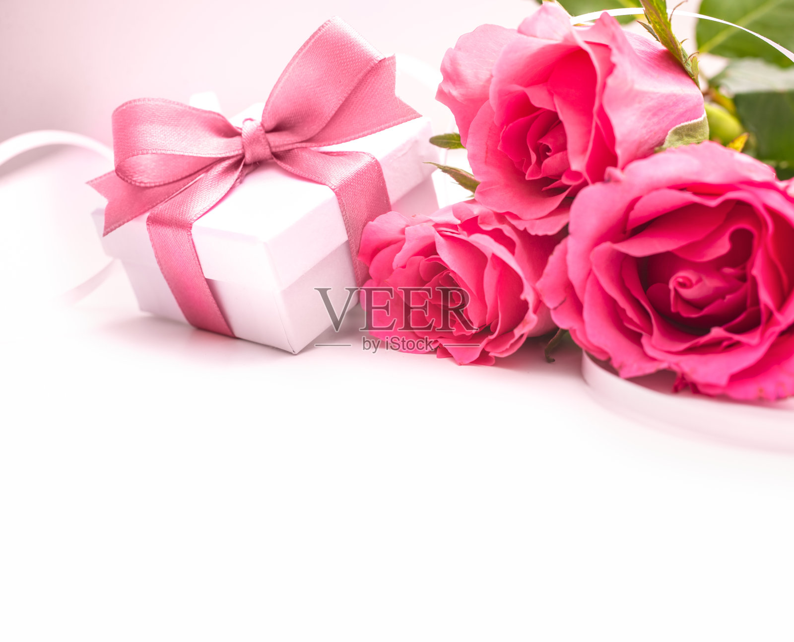 玫瑰花束和礼盒照片摄影图片