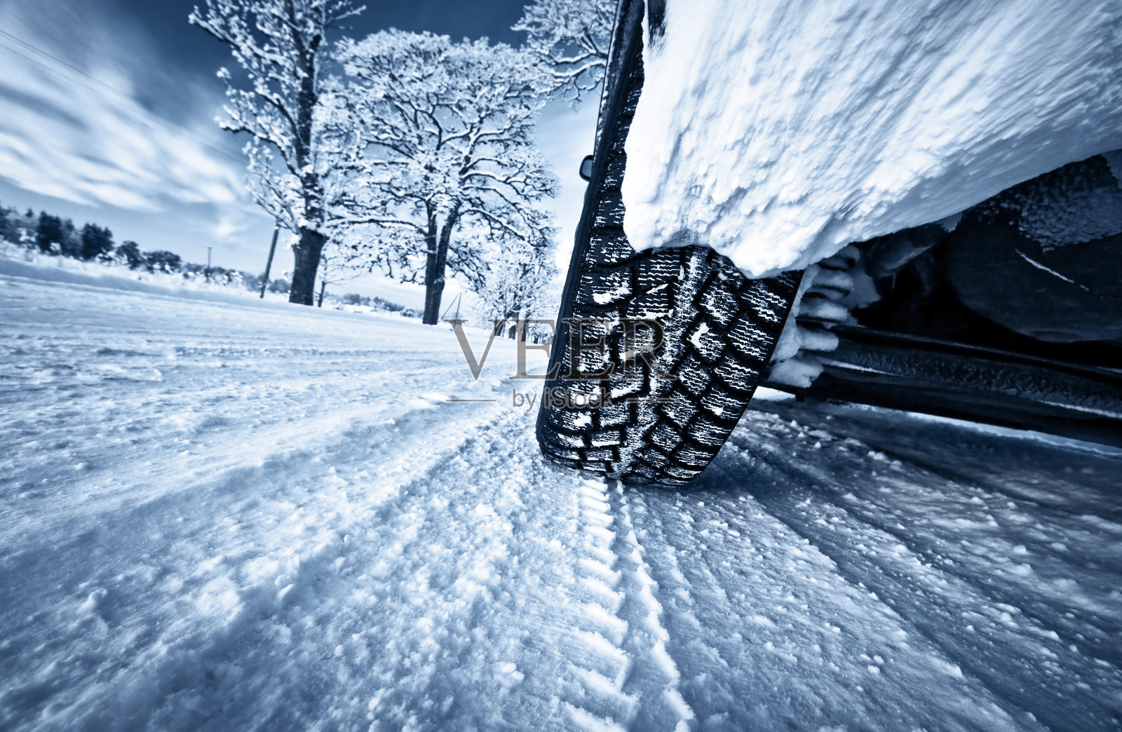 汽车轮胎在冬天的路上行驶照片摄影图片