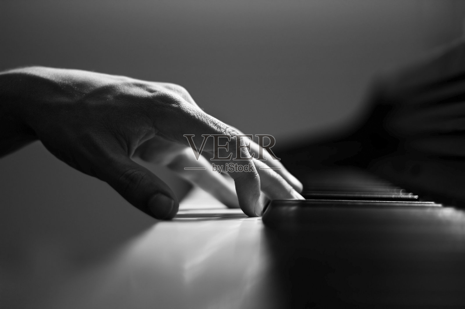 男性钢琴手照片摄影图片