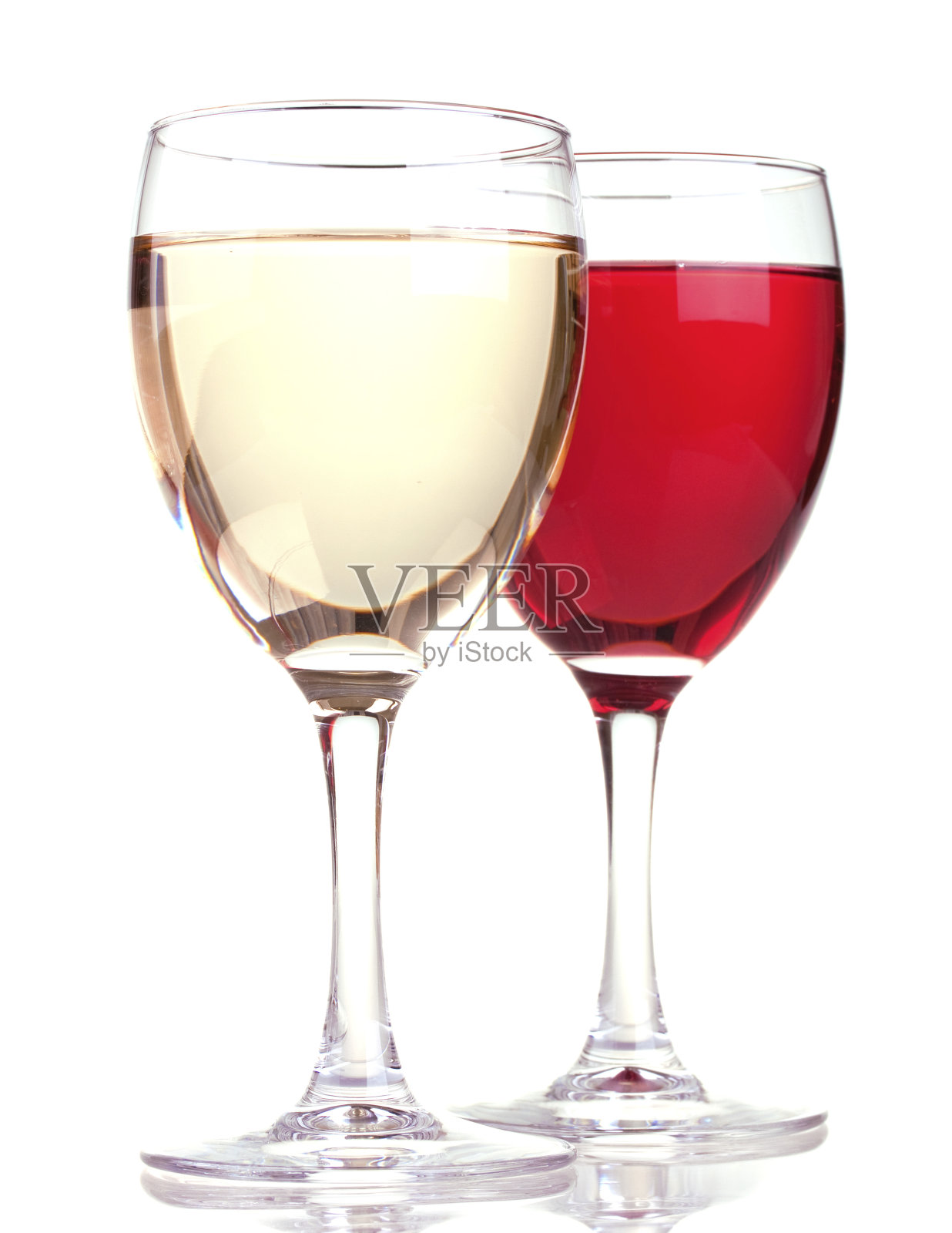 葡萄酒杯里放着玫瑰和白葡萄酒照片摄影图片