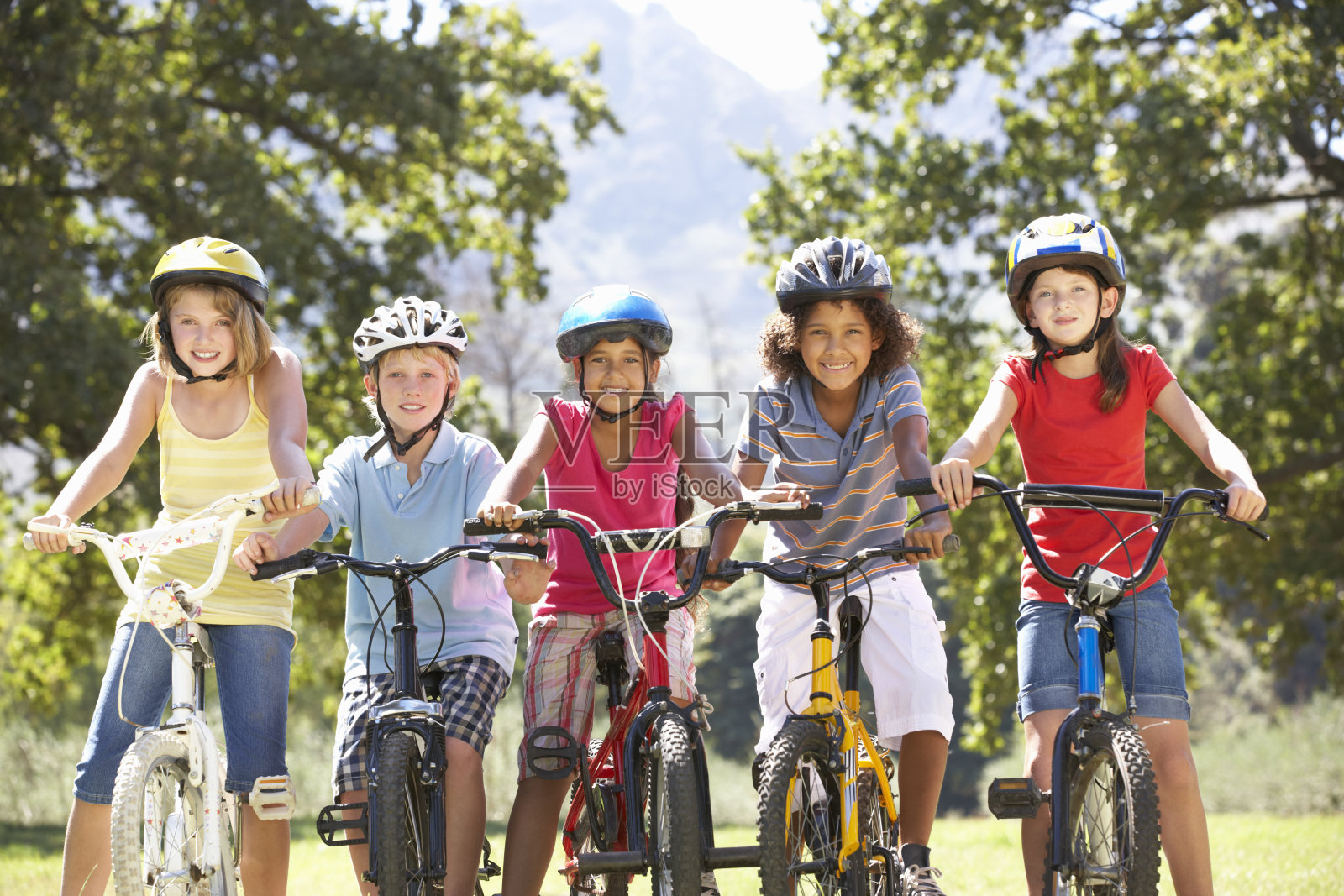 一群在乡下骑自行车的孩子照片摄影图片