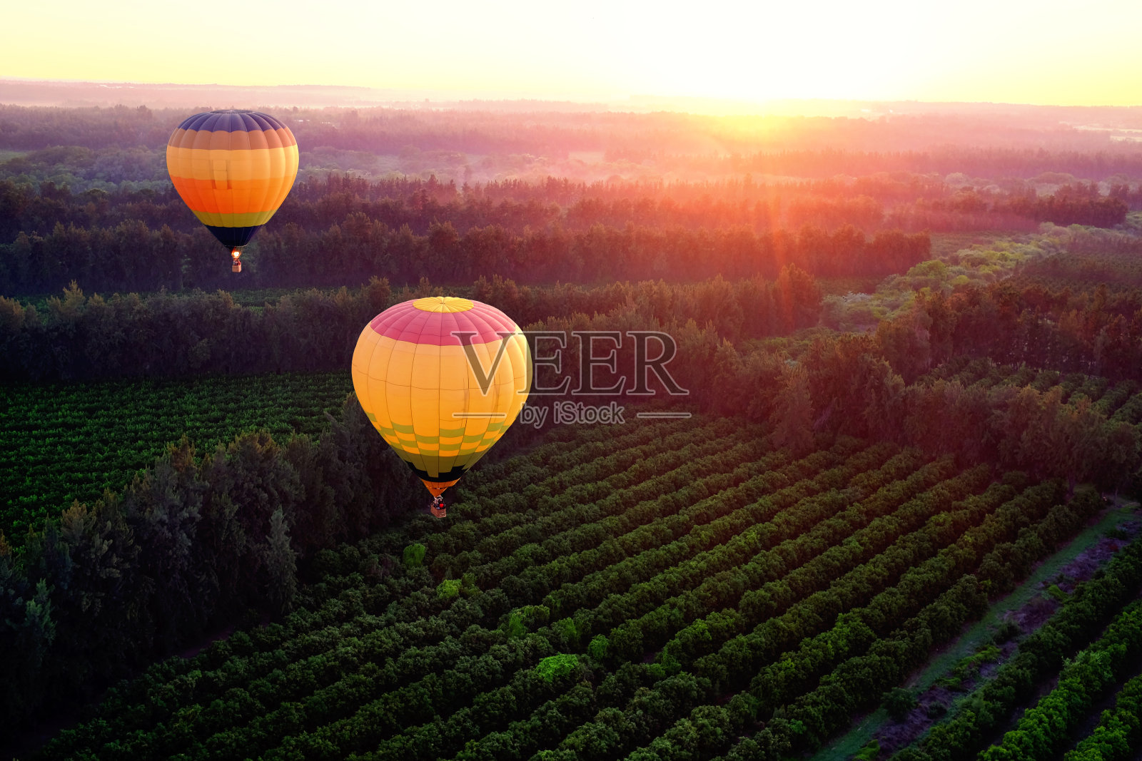 热气球飞过乡村。照片摄影图片