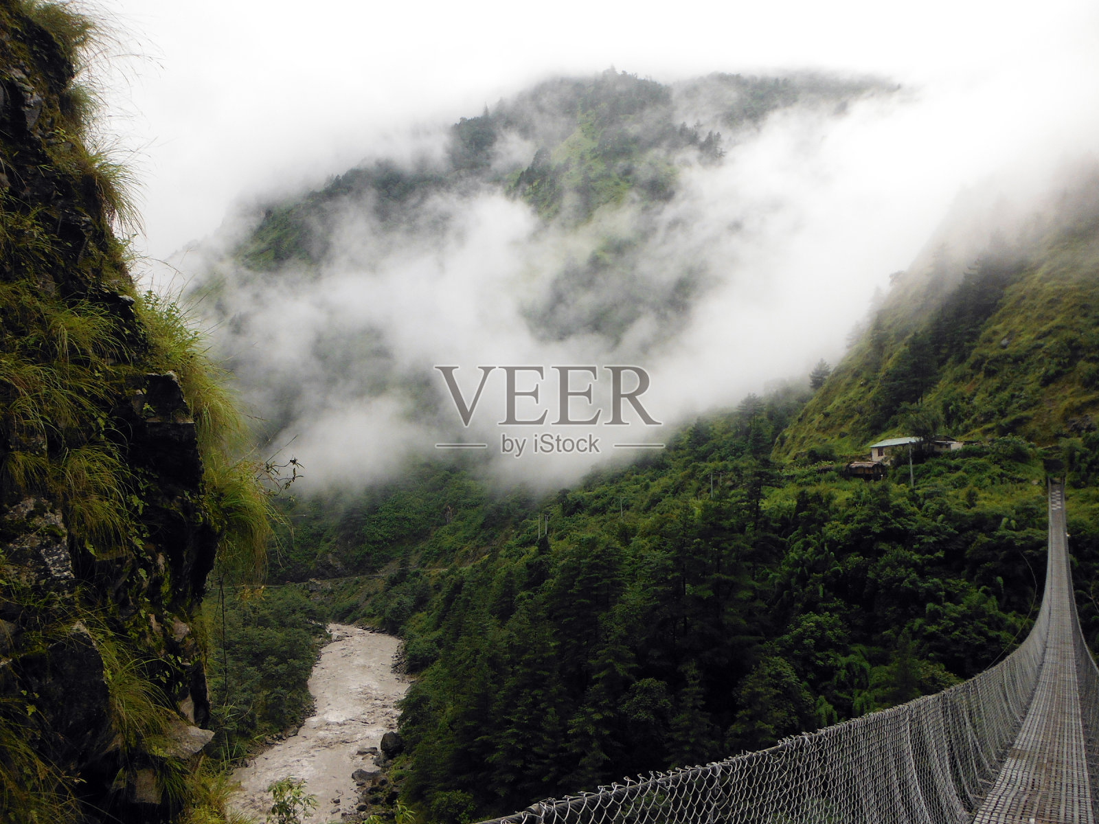 绿色喜马拉雅景观，悬索桥和河流照片摄影图片