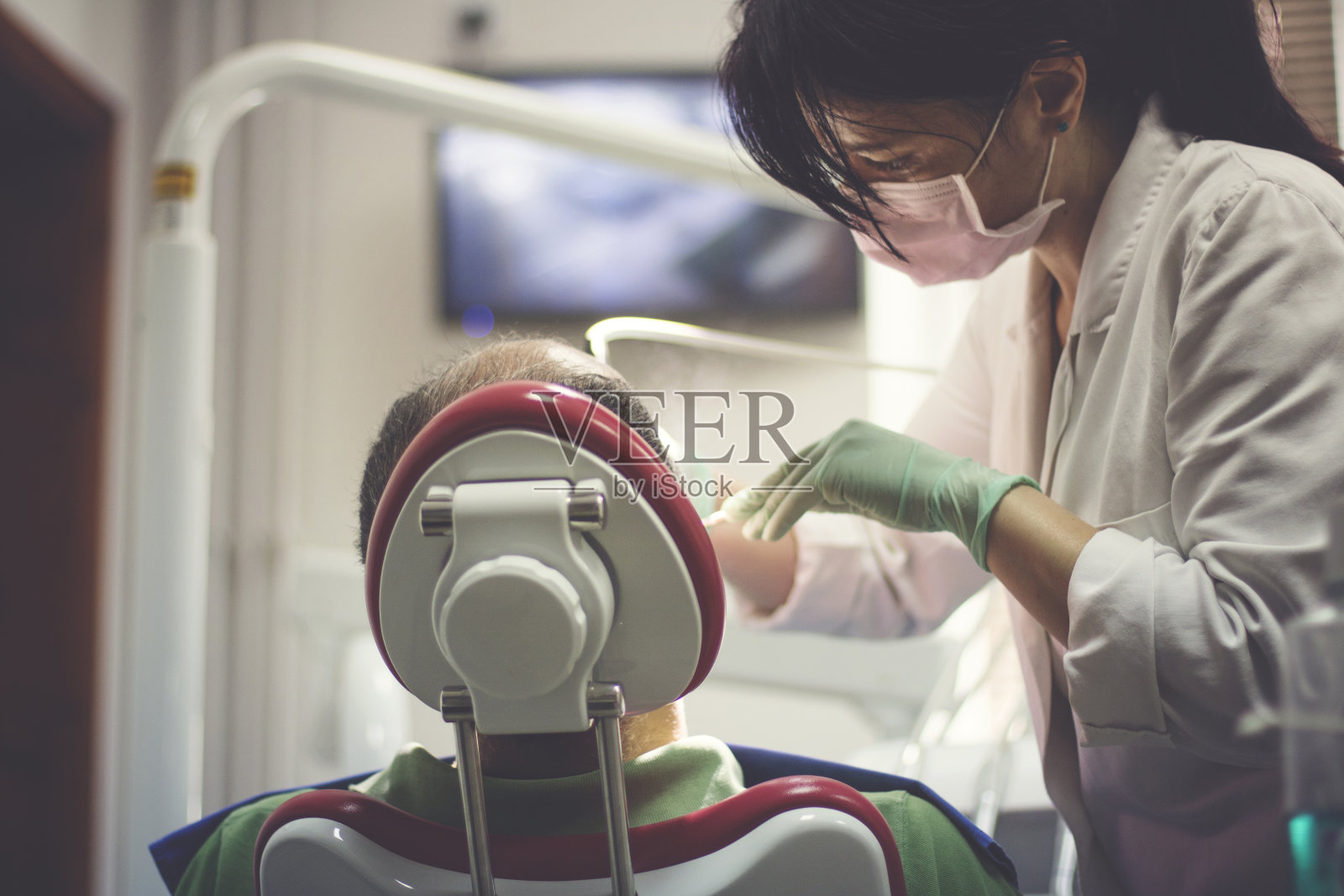 牙医检查病人的牙齿照片摄影图片