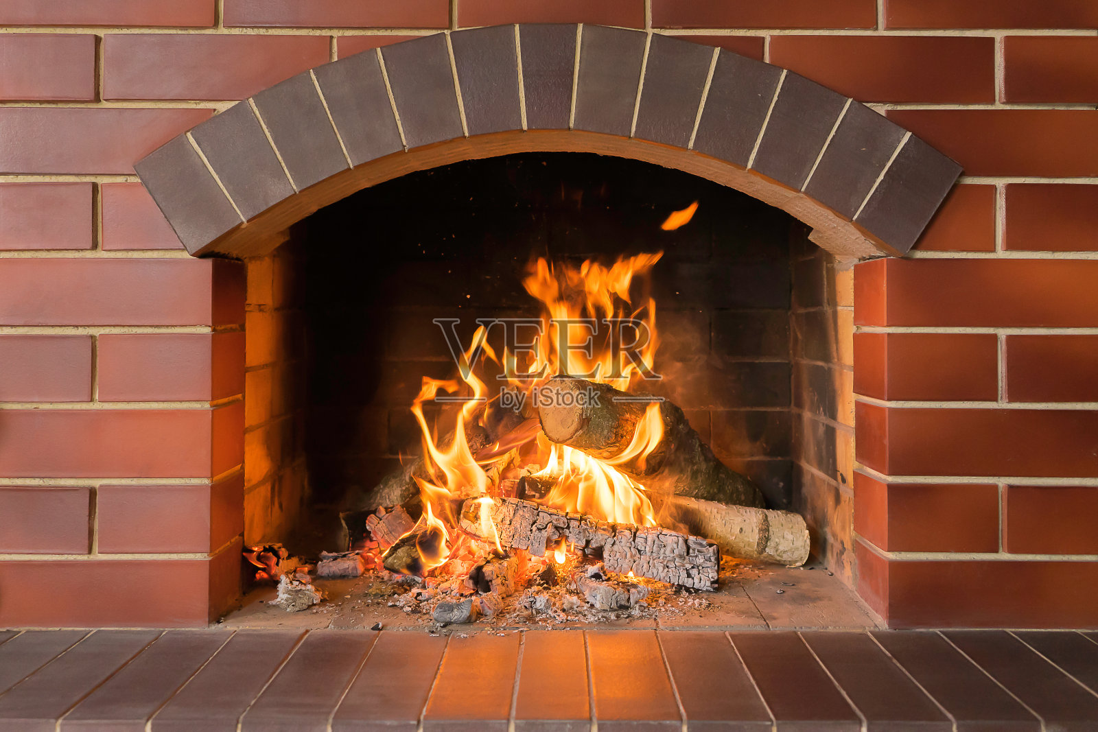 木头在壁炉里燃烧着明亮的火焰照片摄影图片