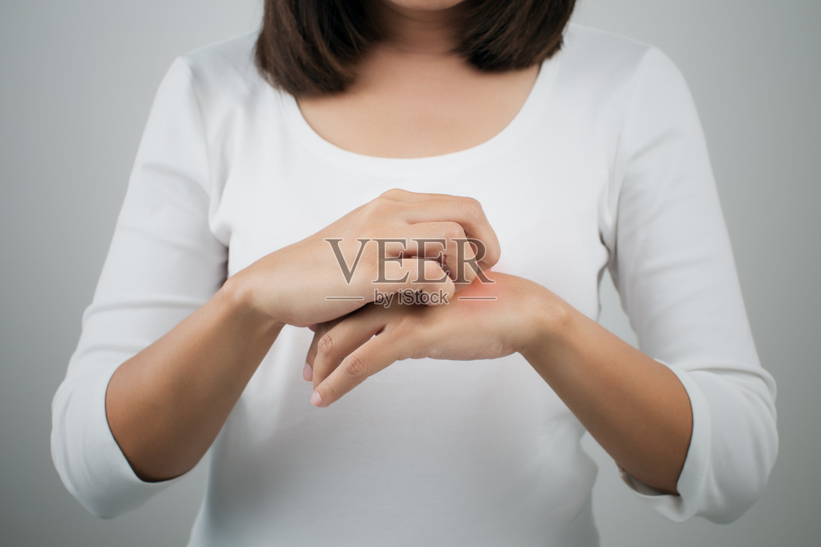 一个女人在搔痒她的手背照片摄影图片