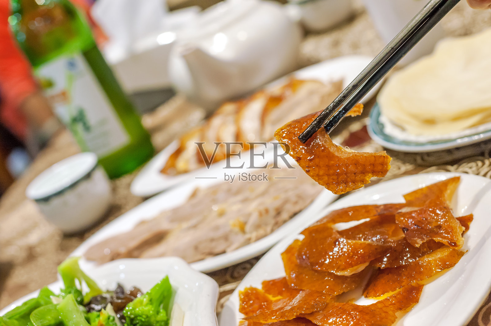 在北京一家烤鸭店吃烤鸭照片摄影图片