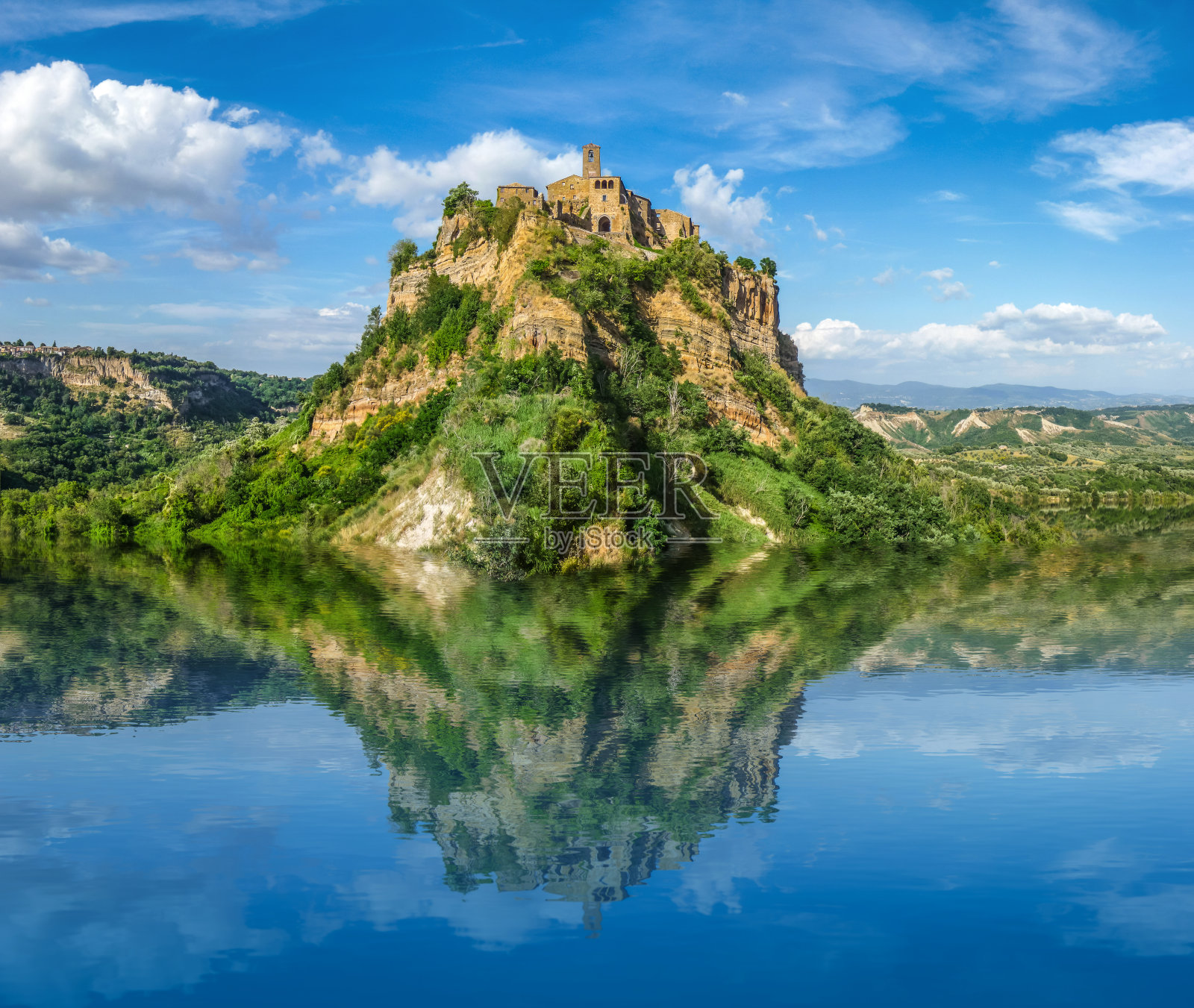 美丽的历史城堡在著名的岩石和清澈的湖照片摄影图片
