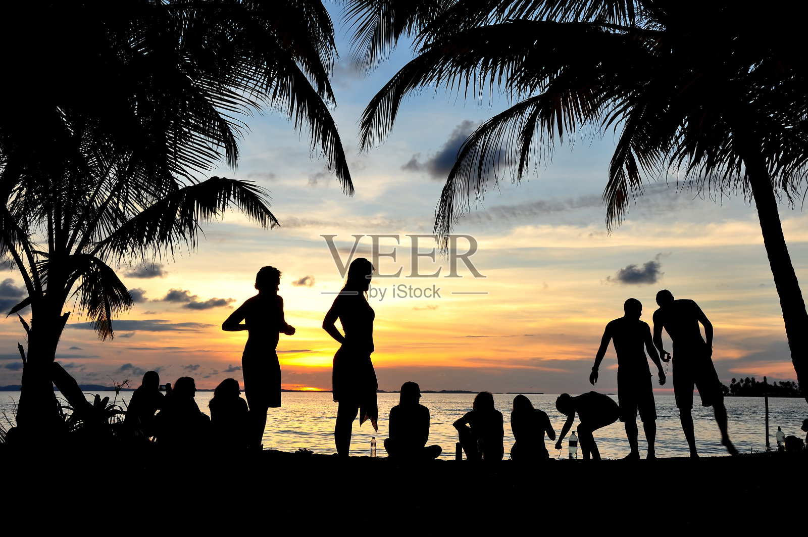 年轻人在海滩上玩照片摄影图片