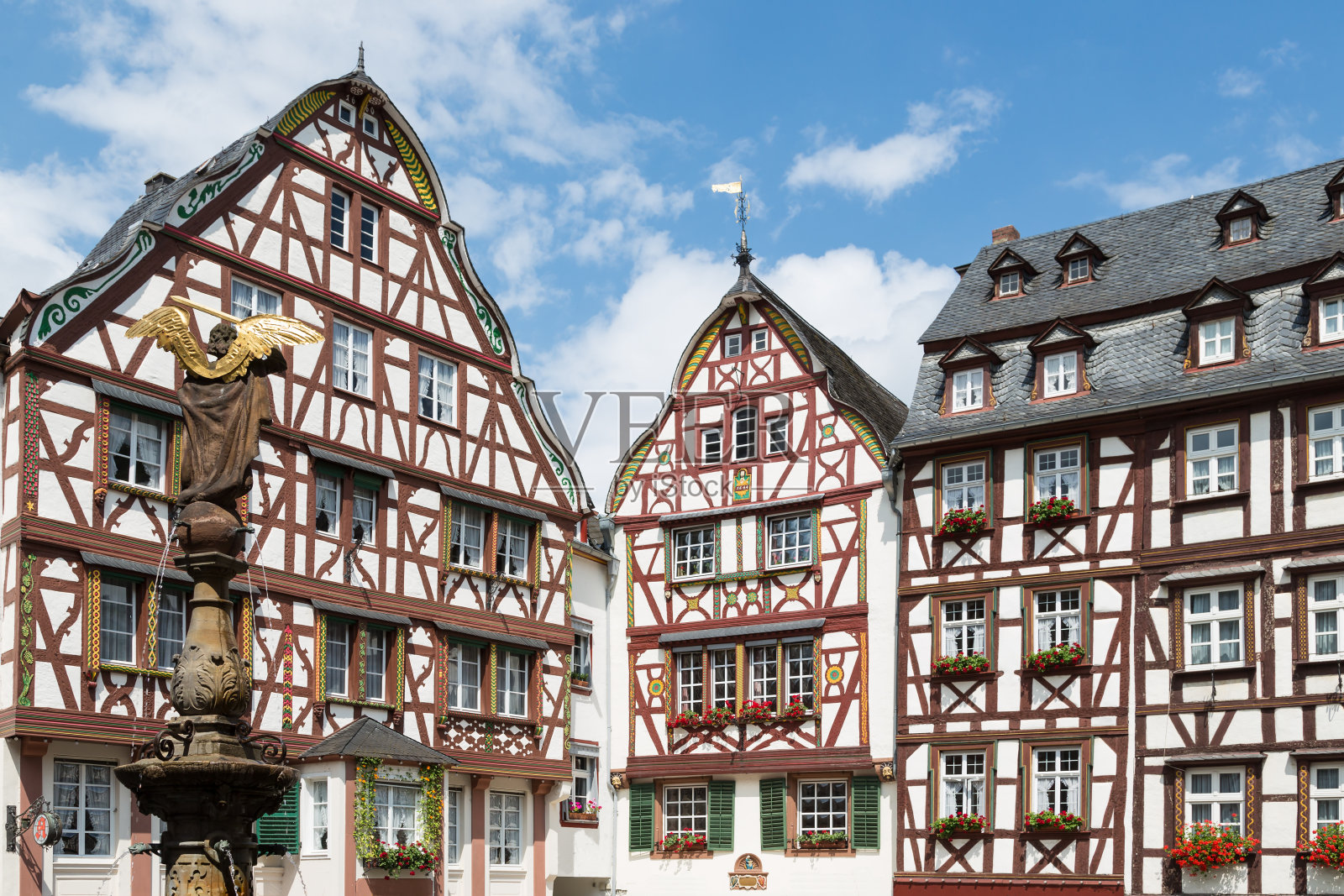 中世纪德国Bernkastel的房屋和雕像照片摄影图片