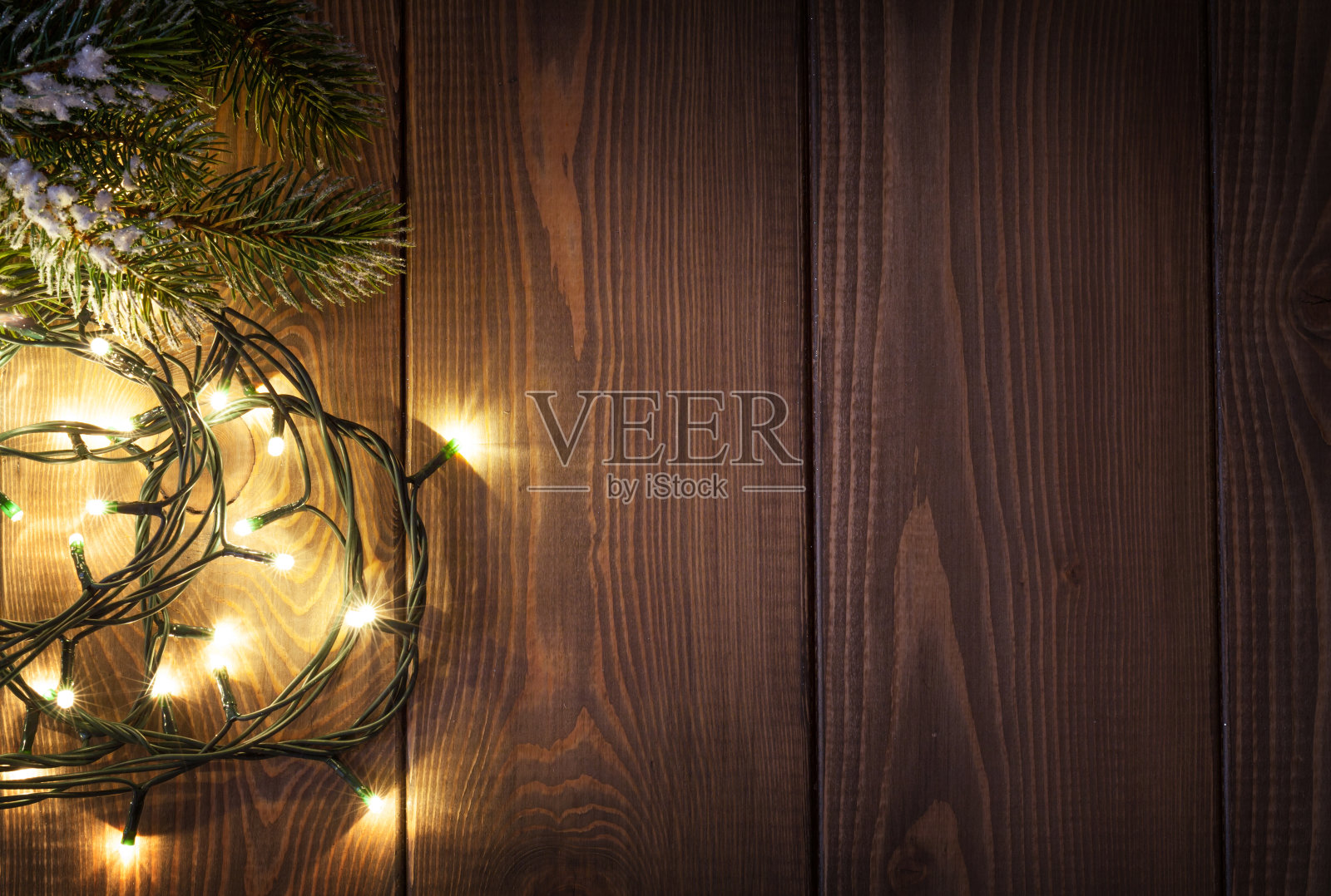 圣诞彩灯和雪杉树照片摄影图片