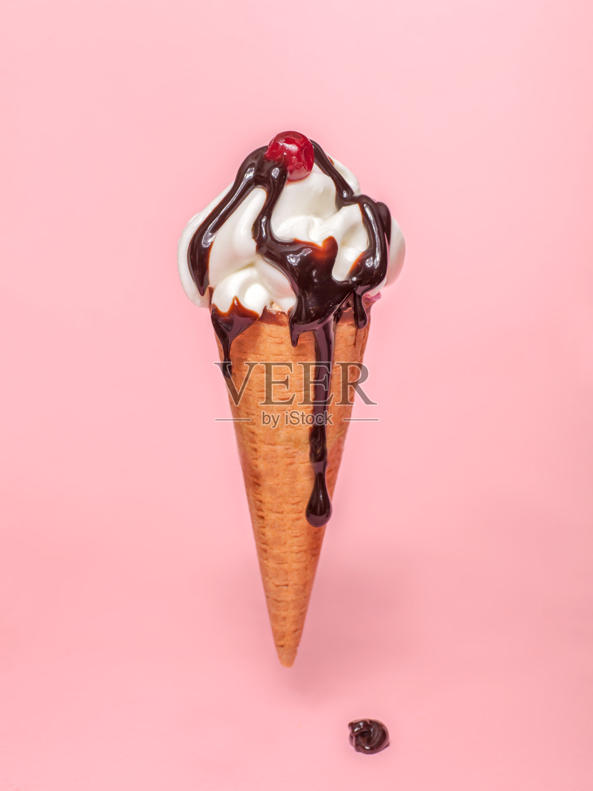 美味的冰淇淋蛋卷孤立在粉红色的背景照片摄影图片