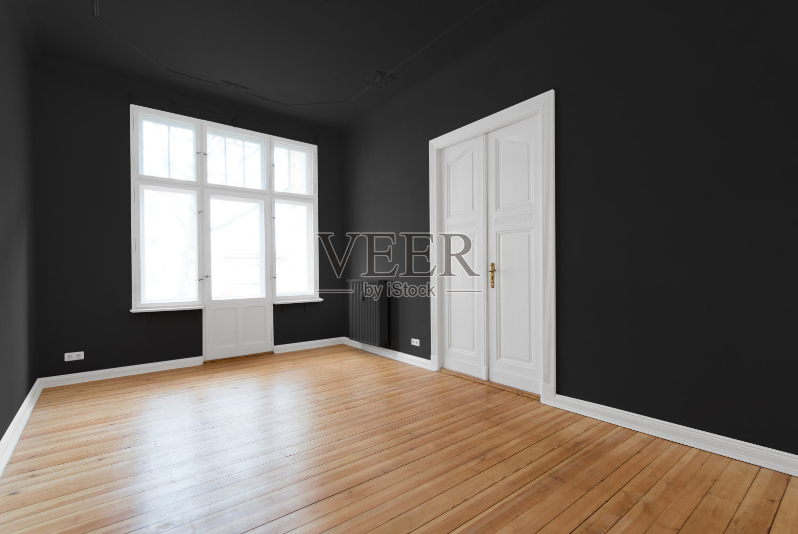新公寓在旧建筑-黑色油漆的房间照片摄影图片
