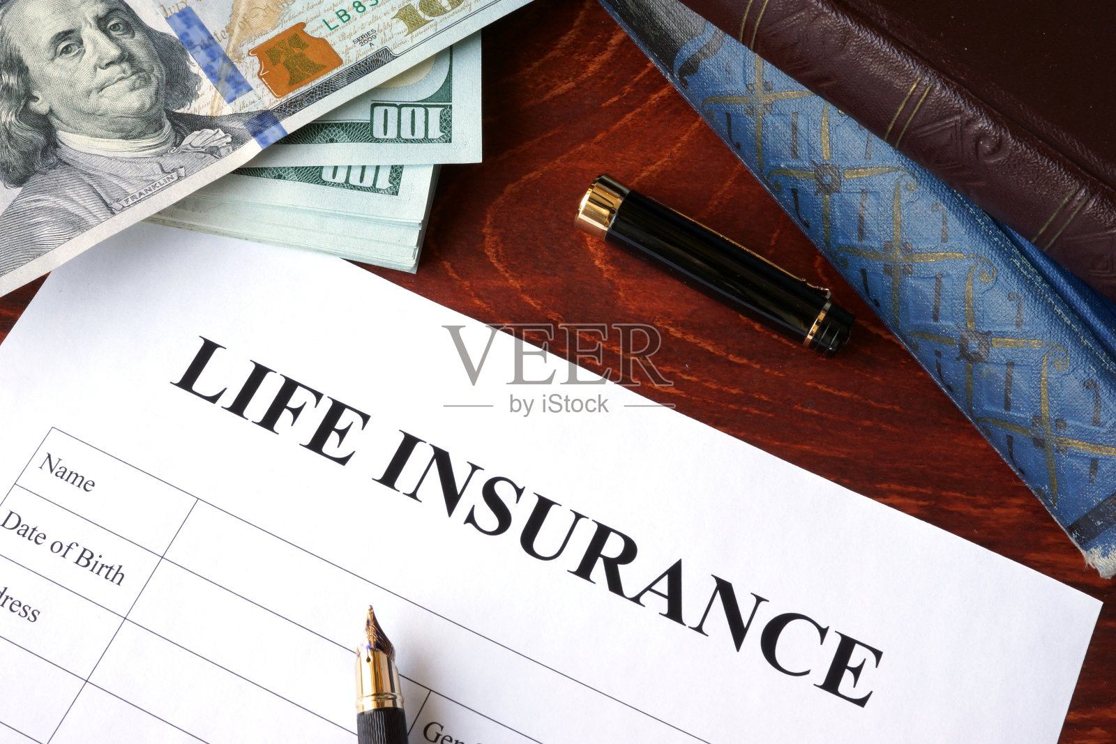 人寿保险单和货币放在桌子上。照片摄影图片