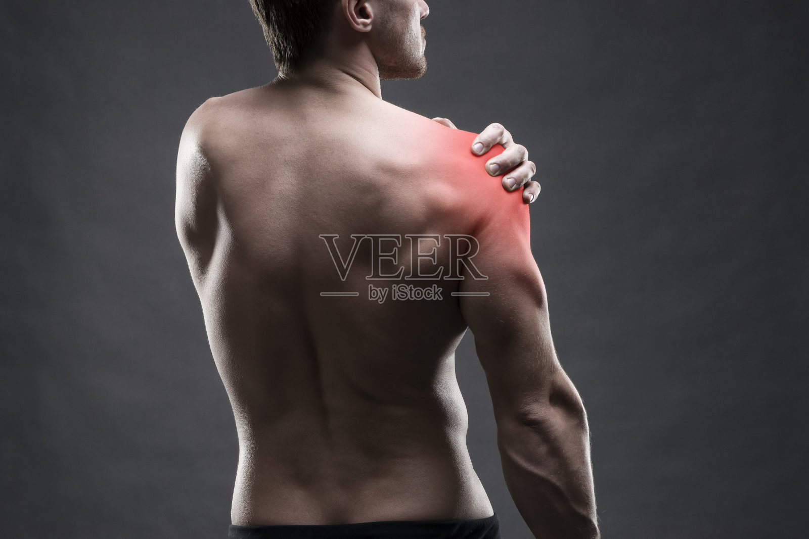 肩部疼痛。肌肉发达的男性身体。照片摄影图片