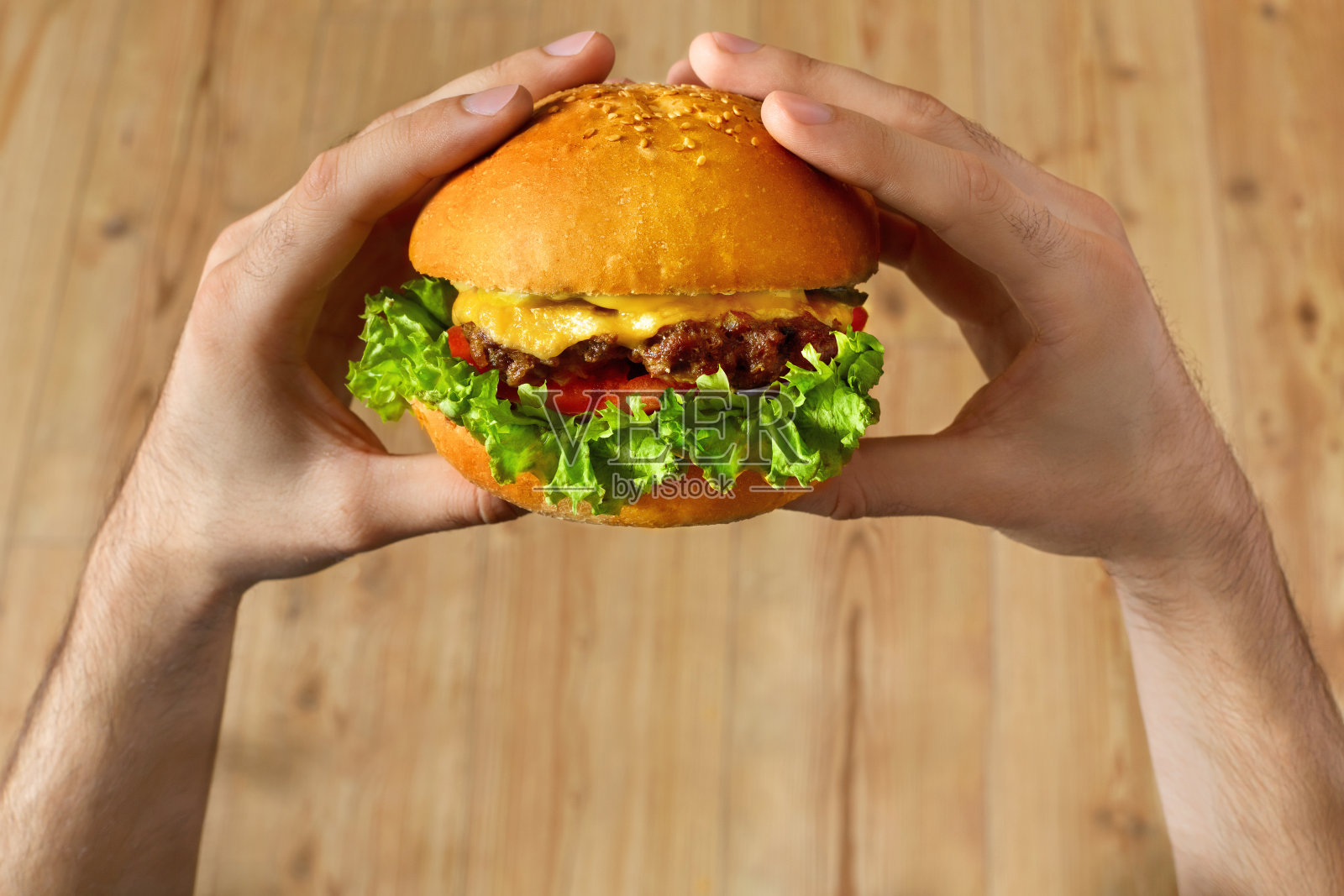 吃快餐。手拿着汉堡。的观点。营养照片摄影图片