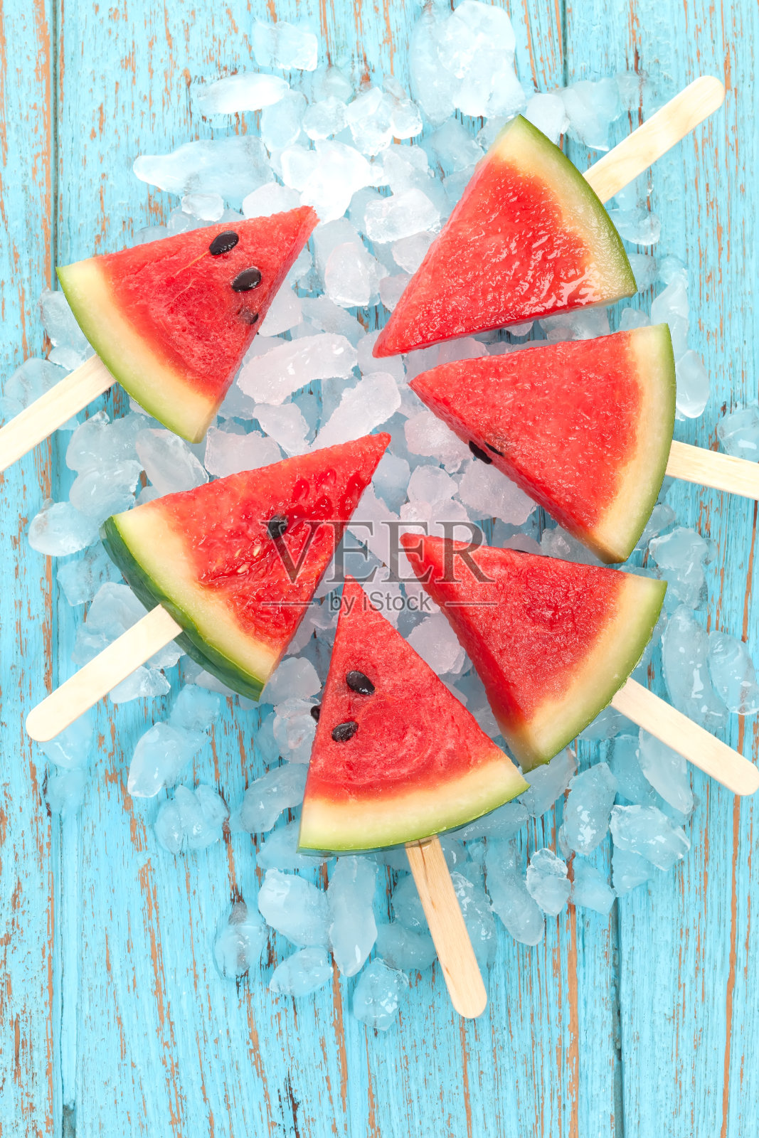 西瓜冰棒美味新鲜的夏天水果甜甜点木材柚木照片摄影图片