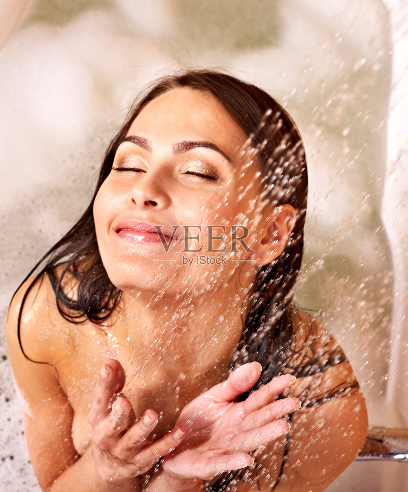 女人洗泡泡浴照片摄影图片