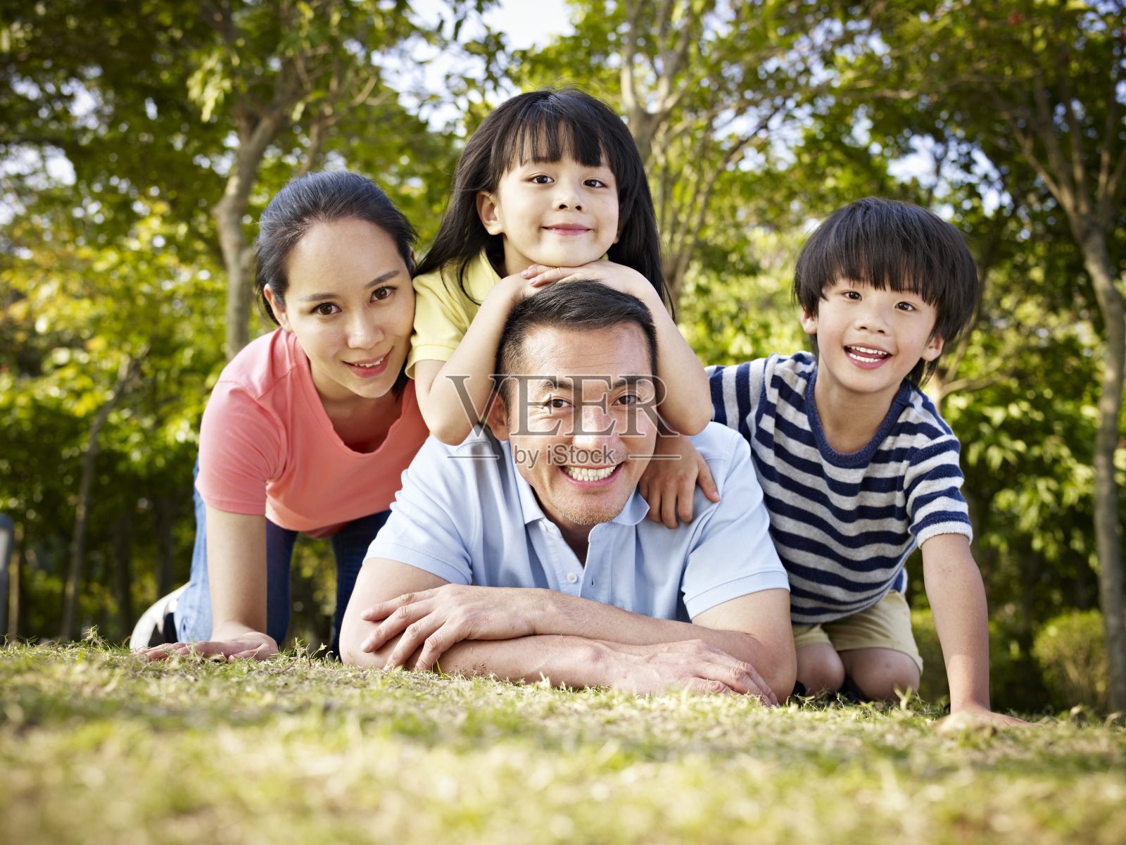 快乐的亚洲家庭户外公园照片摄影图片