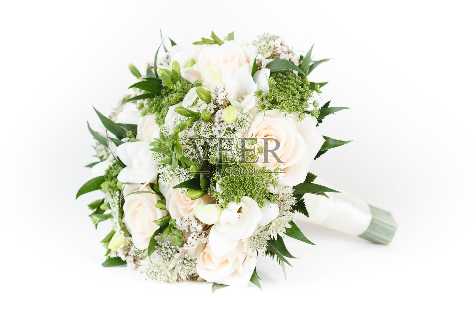 象牙和绿色的婚礼花束玫瑰和小苍兰花照片摄影图片