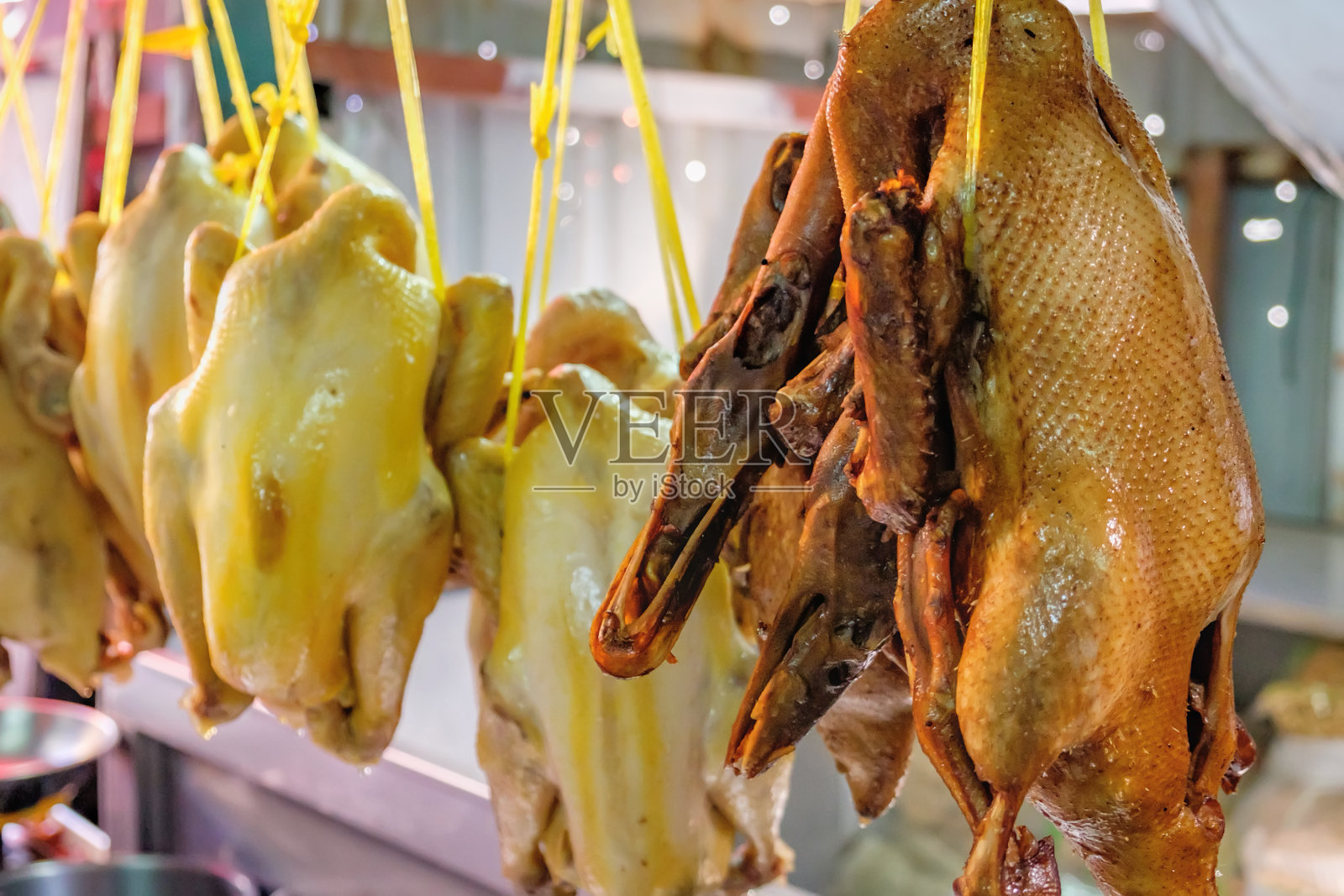 泰国市场上出售的烤鸭照片摄影图片