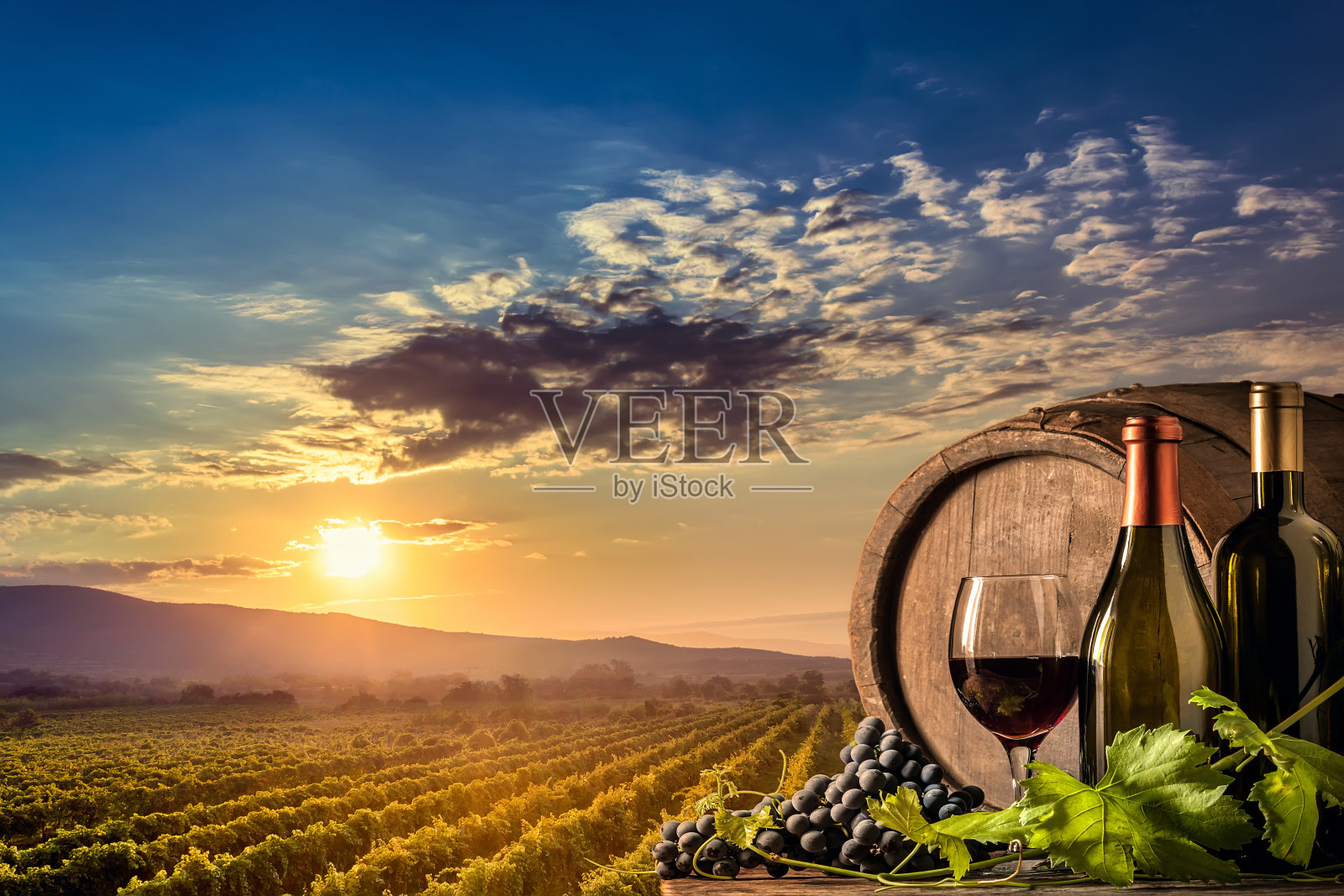 葡萄酒，葡萄和日落葡萄园照片摄影图片